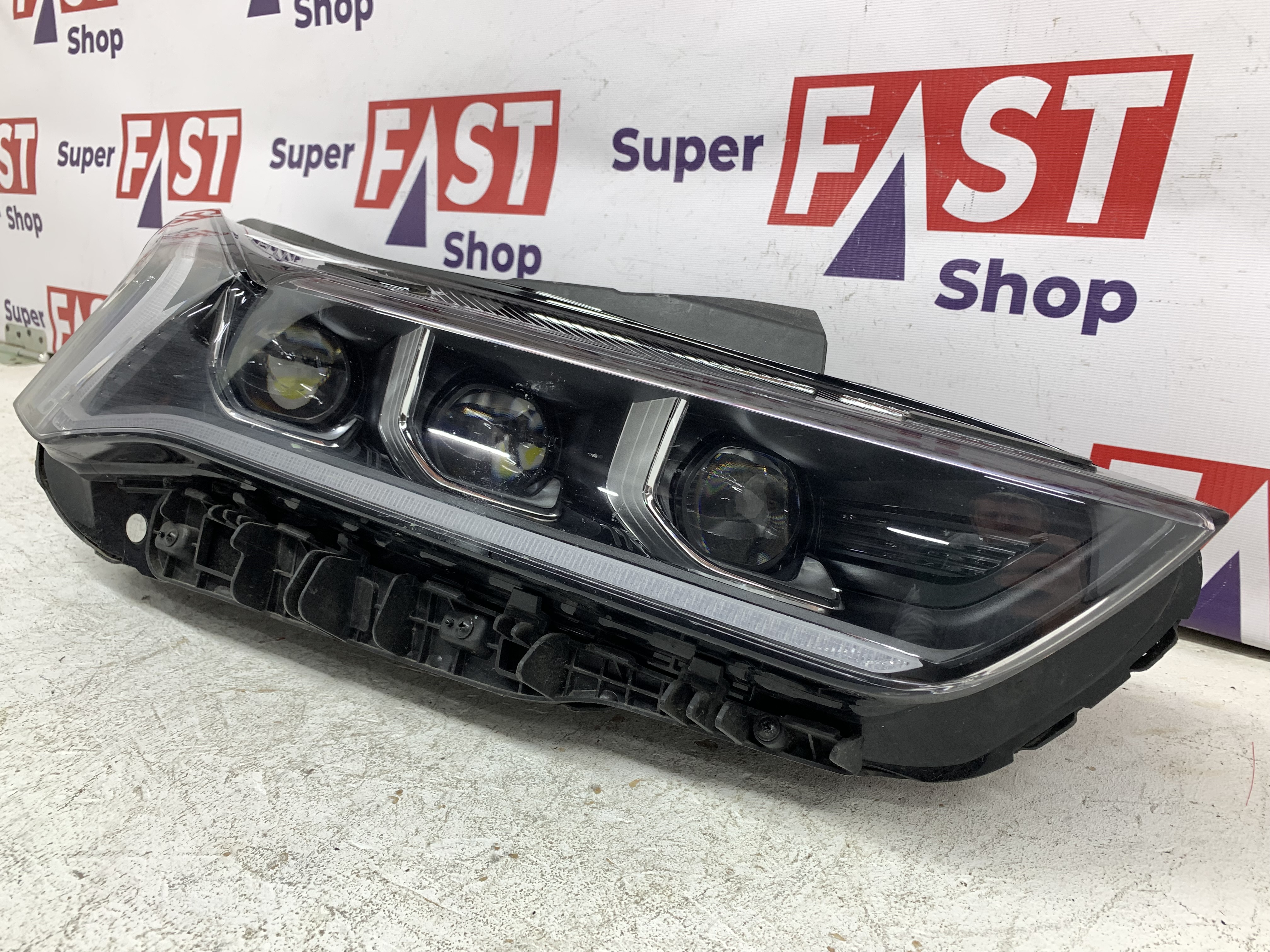 Kia K5 фара правая LED на 3 линзы оригинал бу