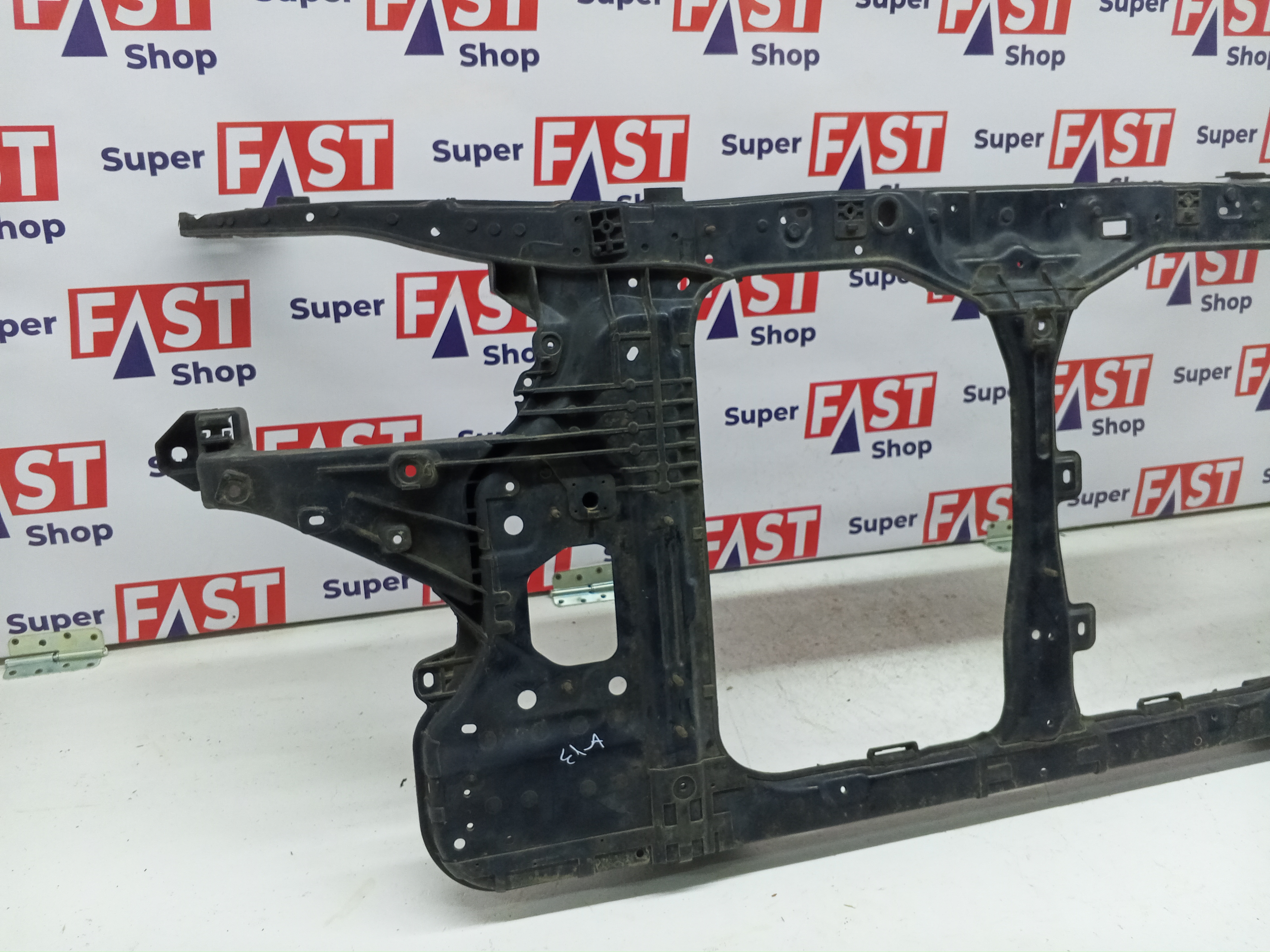 Kia Quoris передняя панель / телевизор