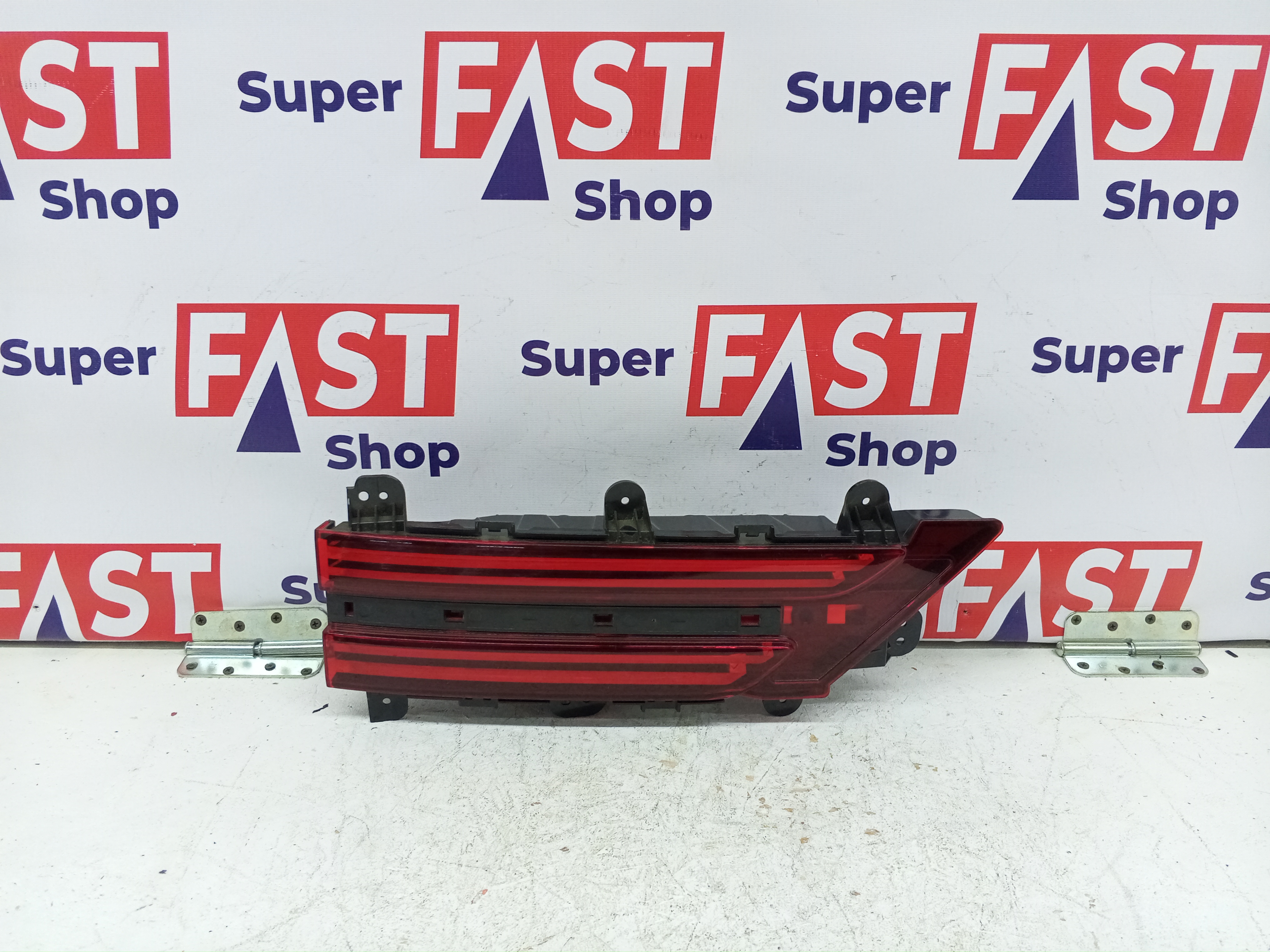 задний левый фонарь в крышку Genesis GV70