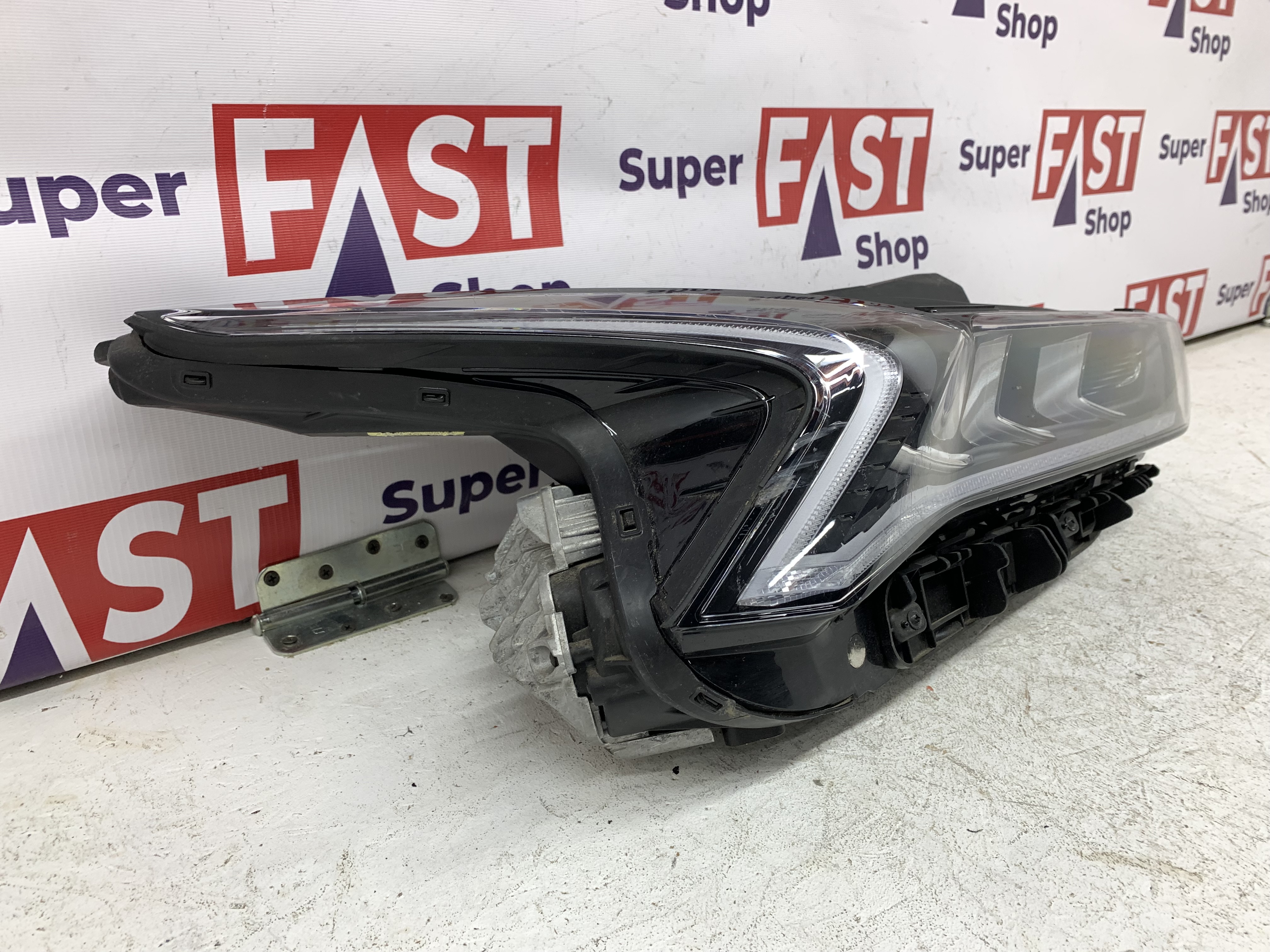 Kia K5 фара правая LED на 3 линзы оригинал бу