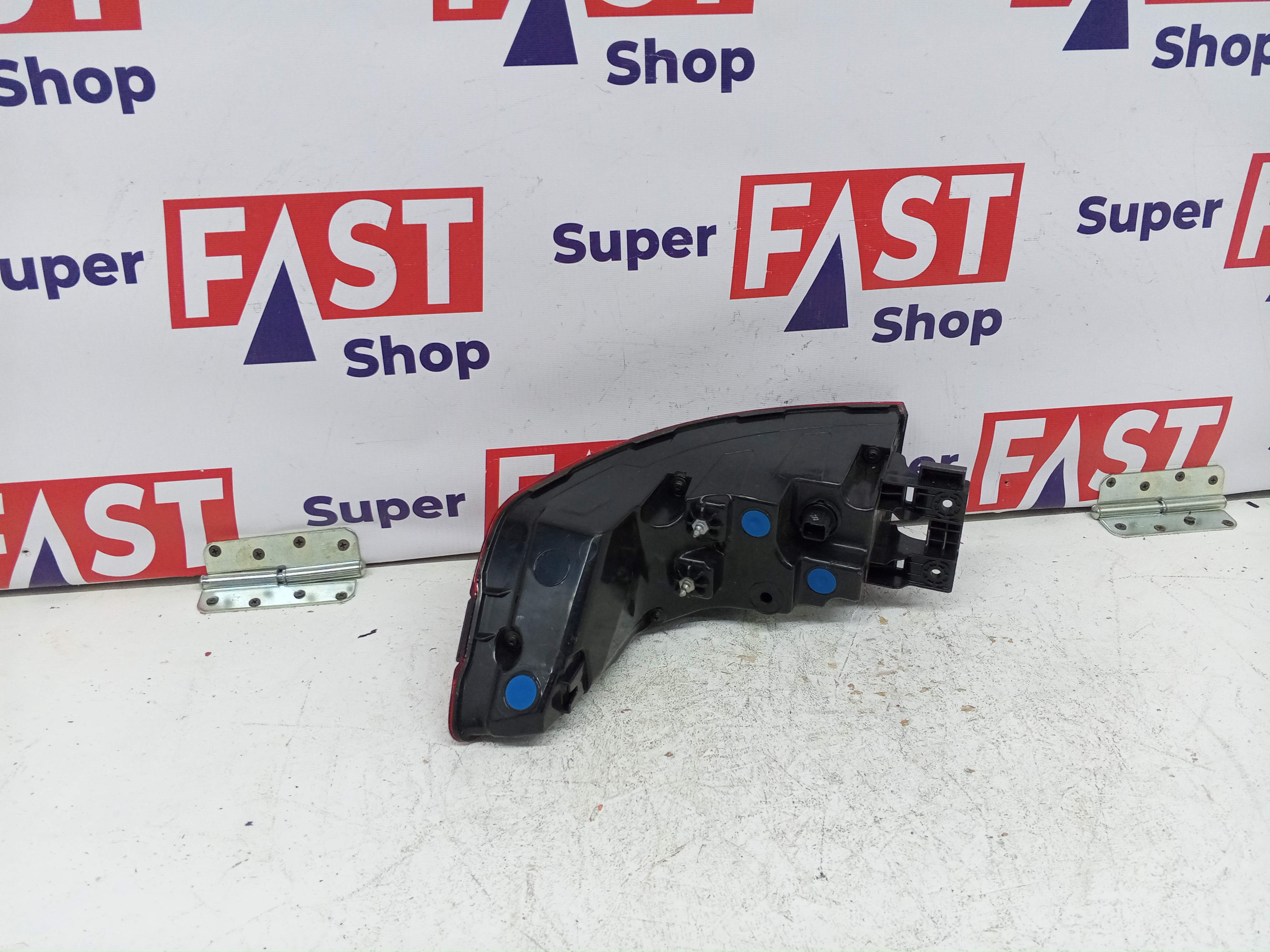 Genesis GV70 задний левый фонарь в крыло