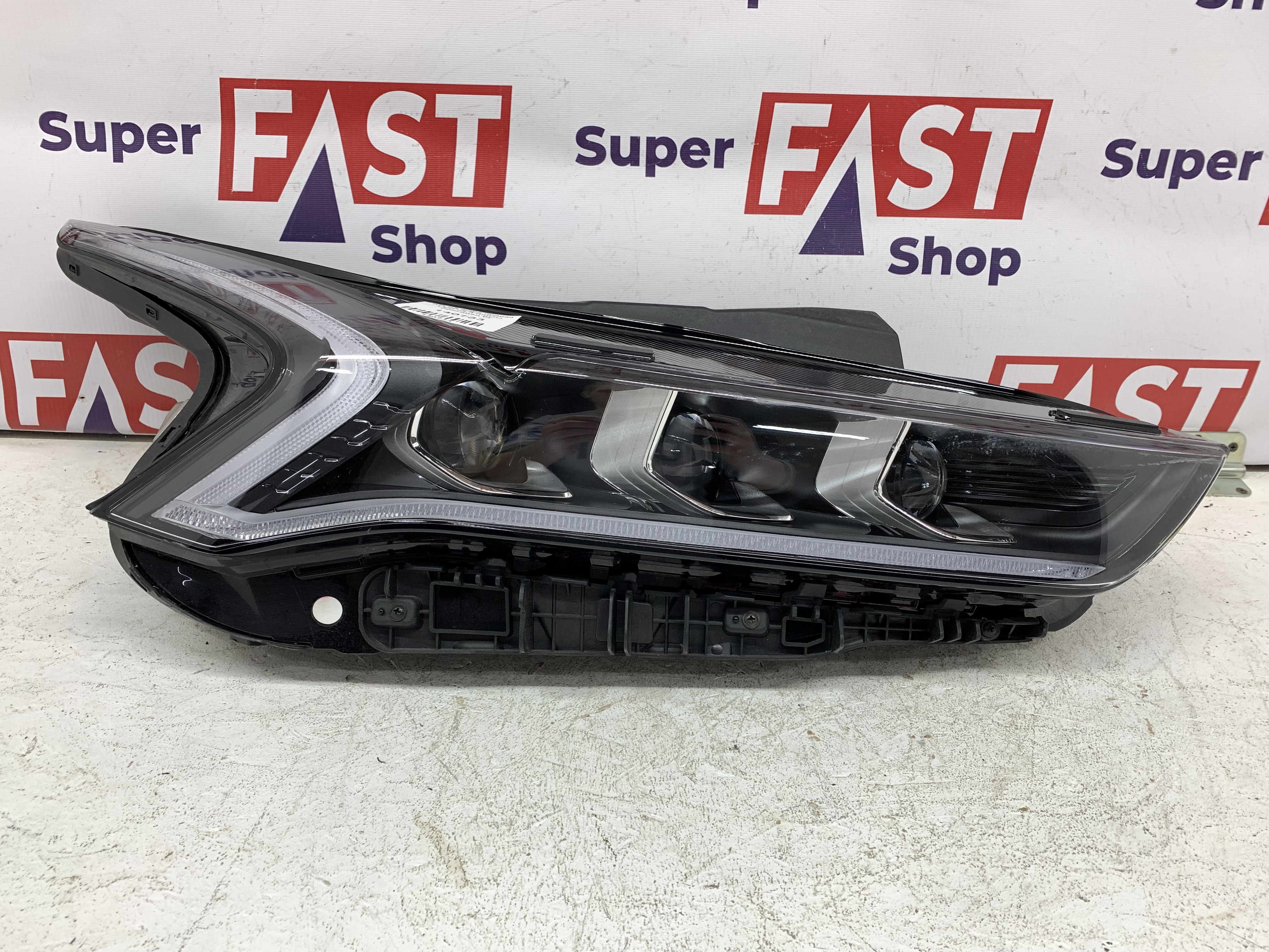 Kia K5 фара правая LED на 3 линзы оригинал бу