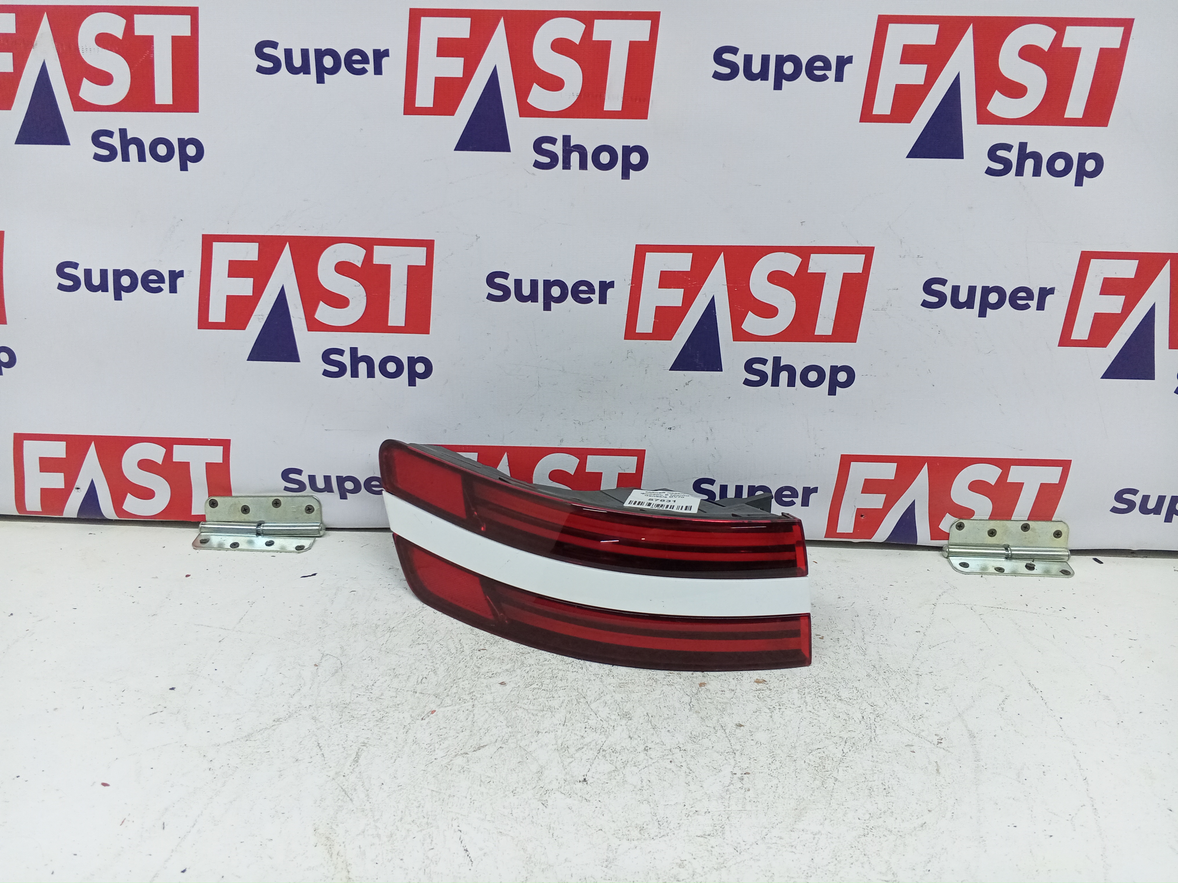 задний левый фонарь в крыло Genesis GV70