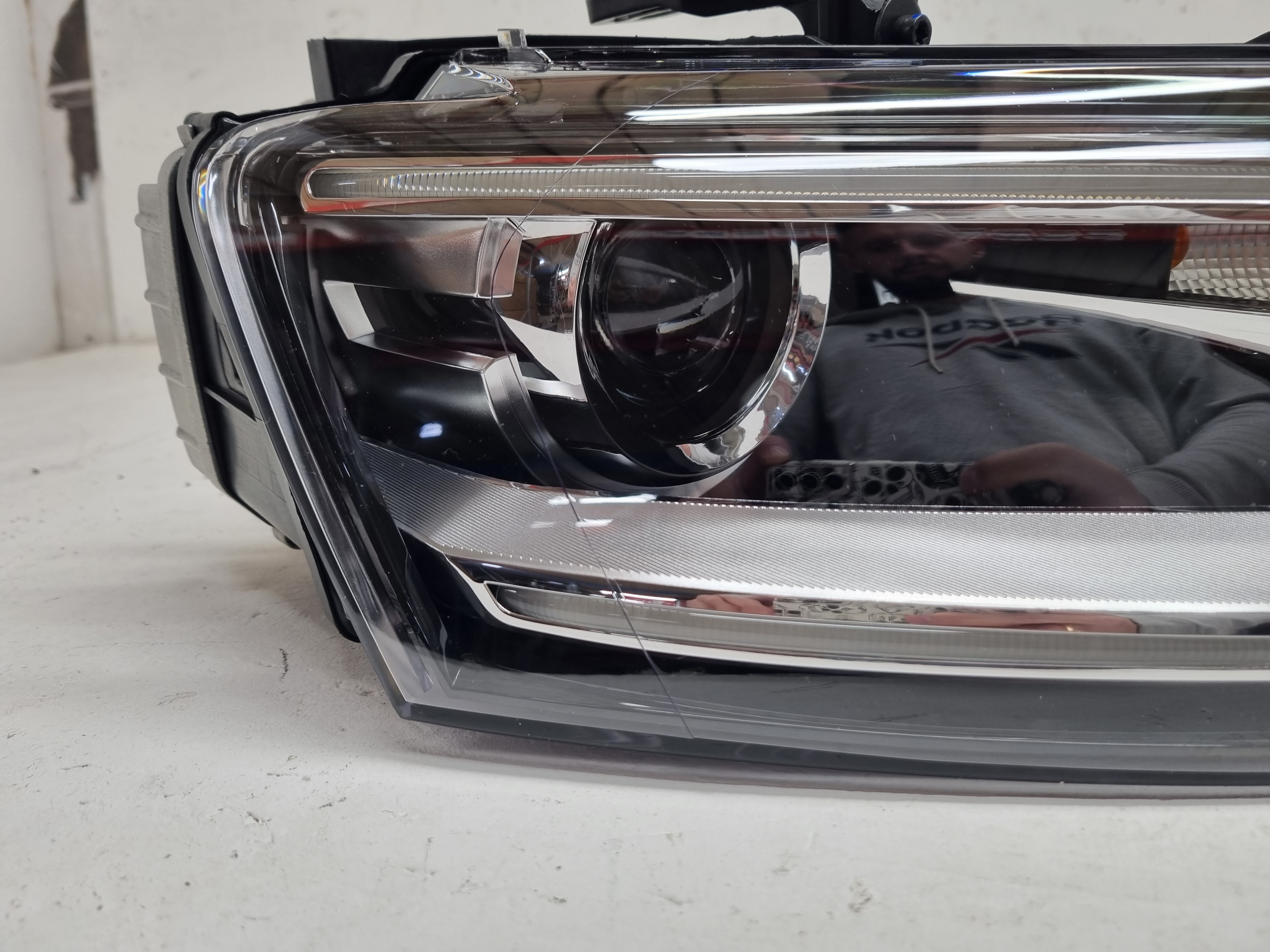 Дефект Audi Q3 8U 2011-2014 фара правая ксенон в сборе