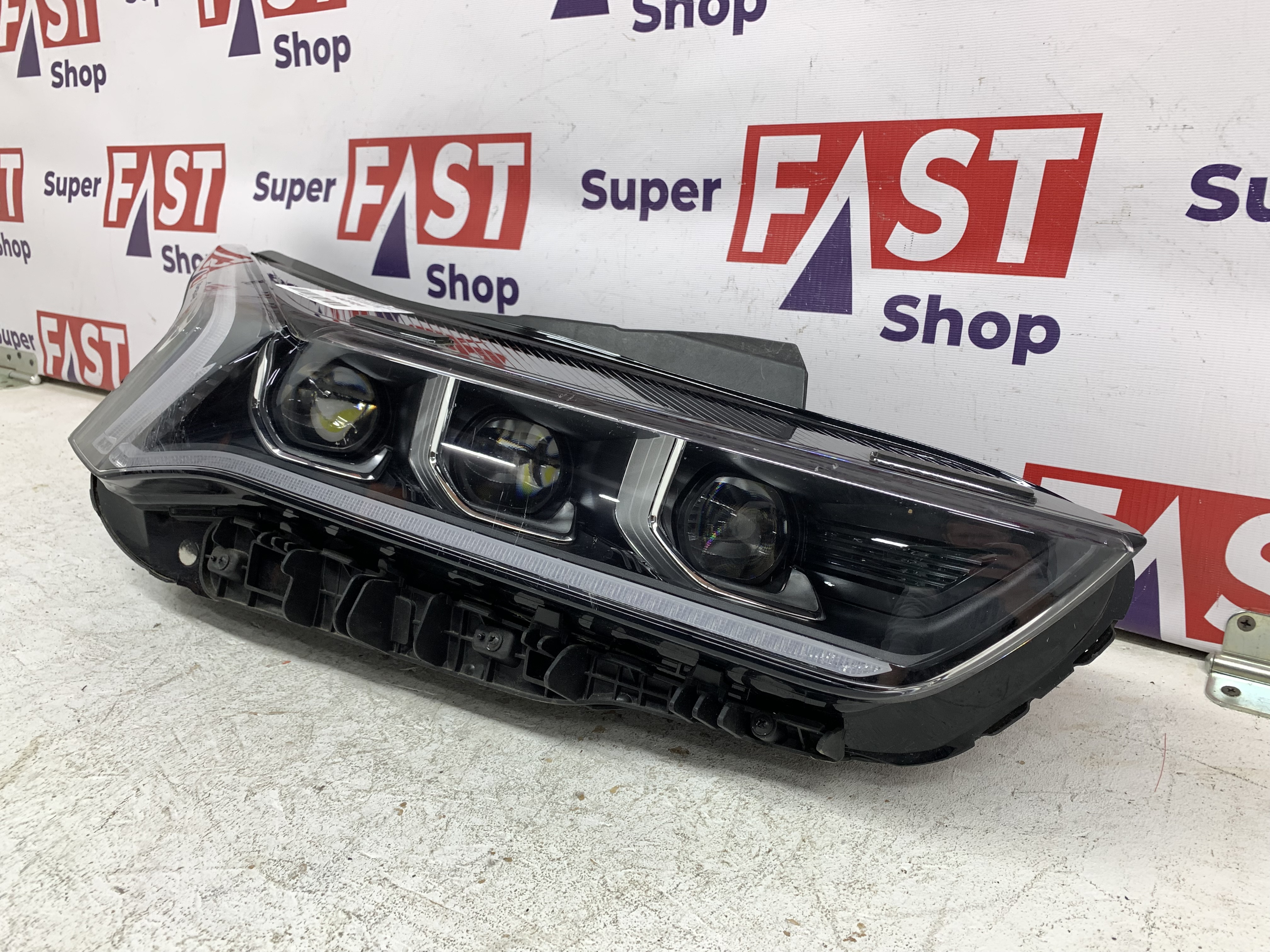 Kia K5 фара правая LED на 3 линзы оригинал бу