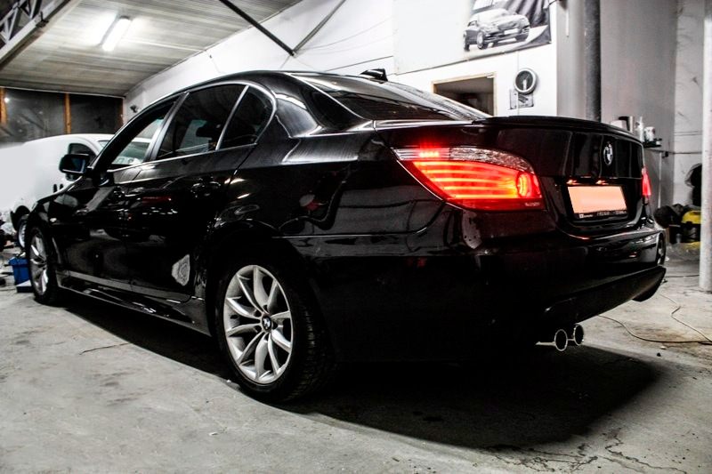 BMW E60 бампер задний М пакет без парктроников под два выхлопа