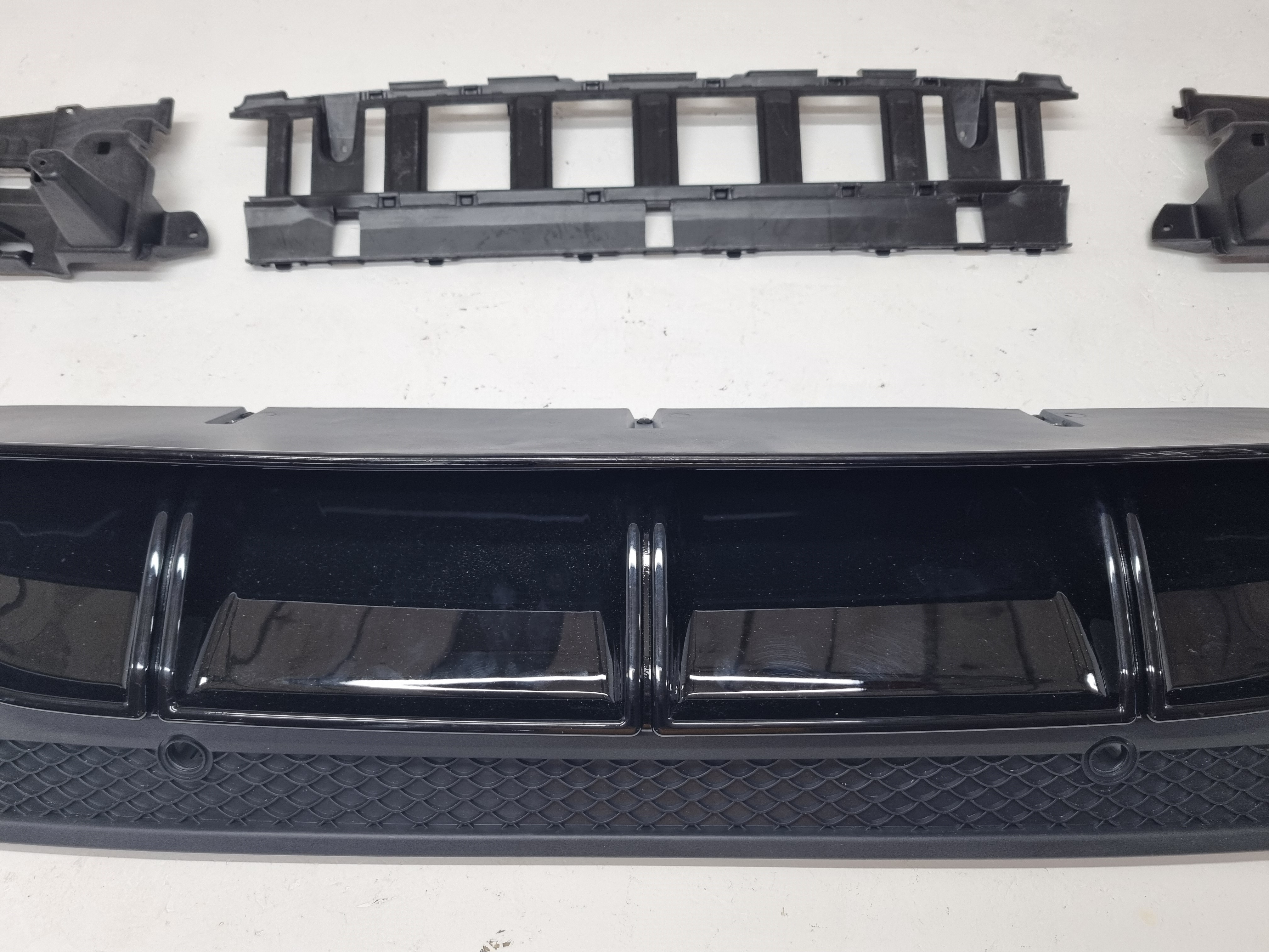 Дефект 3 Mercedes W205 дорестайлинг диффузор AMG C63S