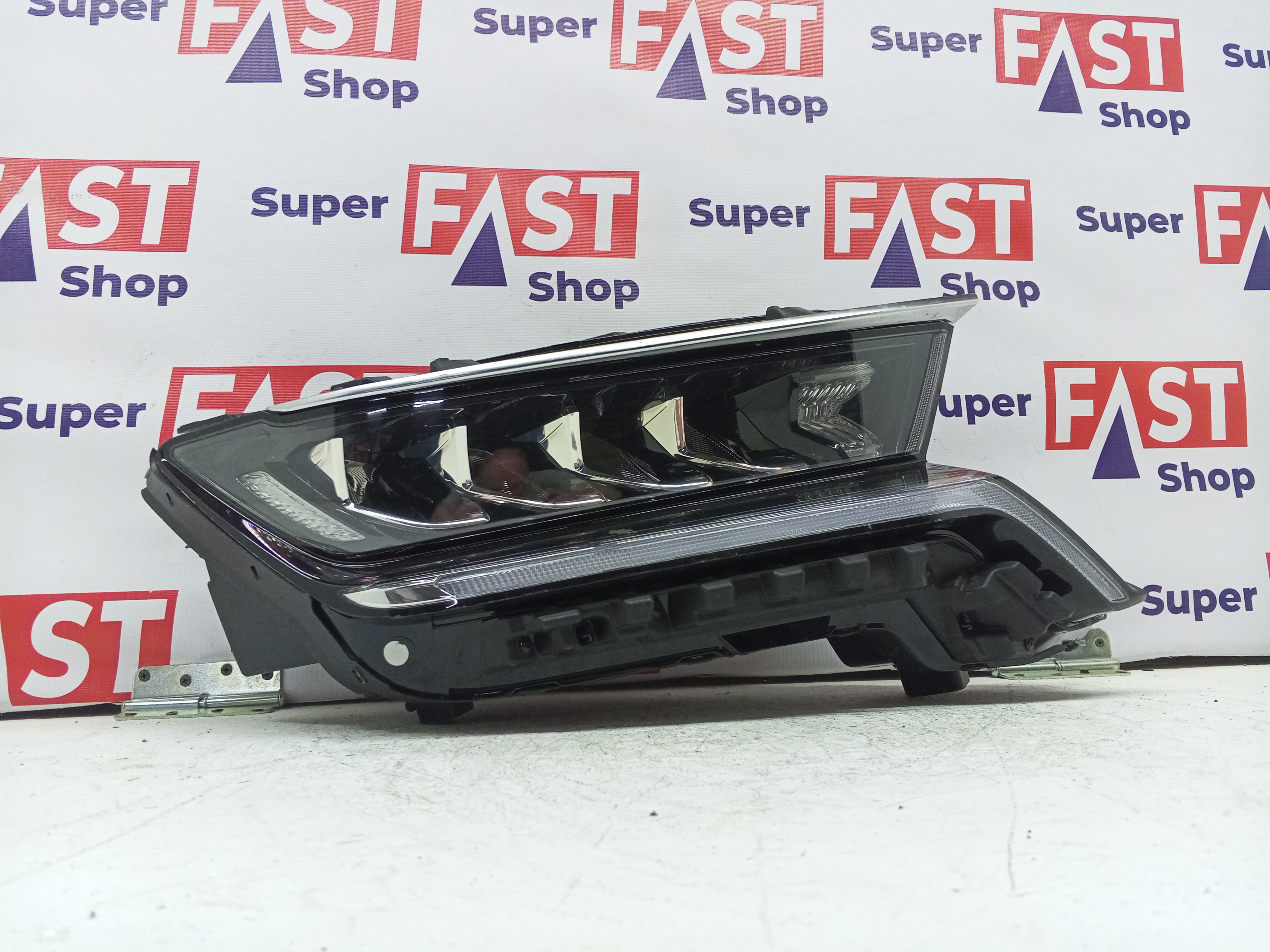 правая фара Kia Sorento 4 LED на 4 отражателя