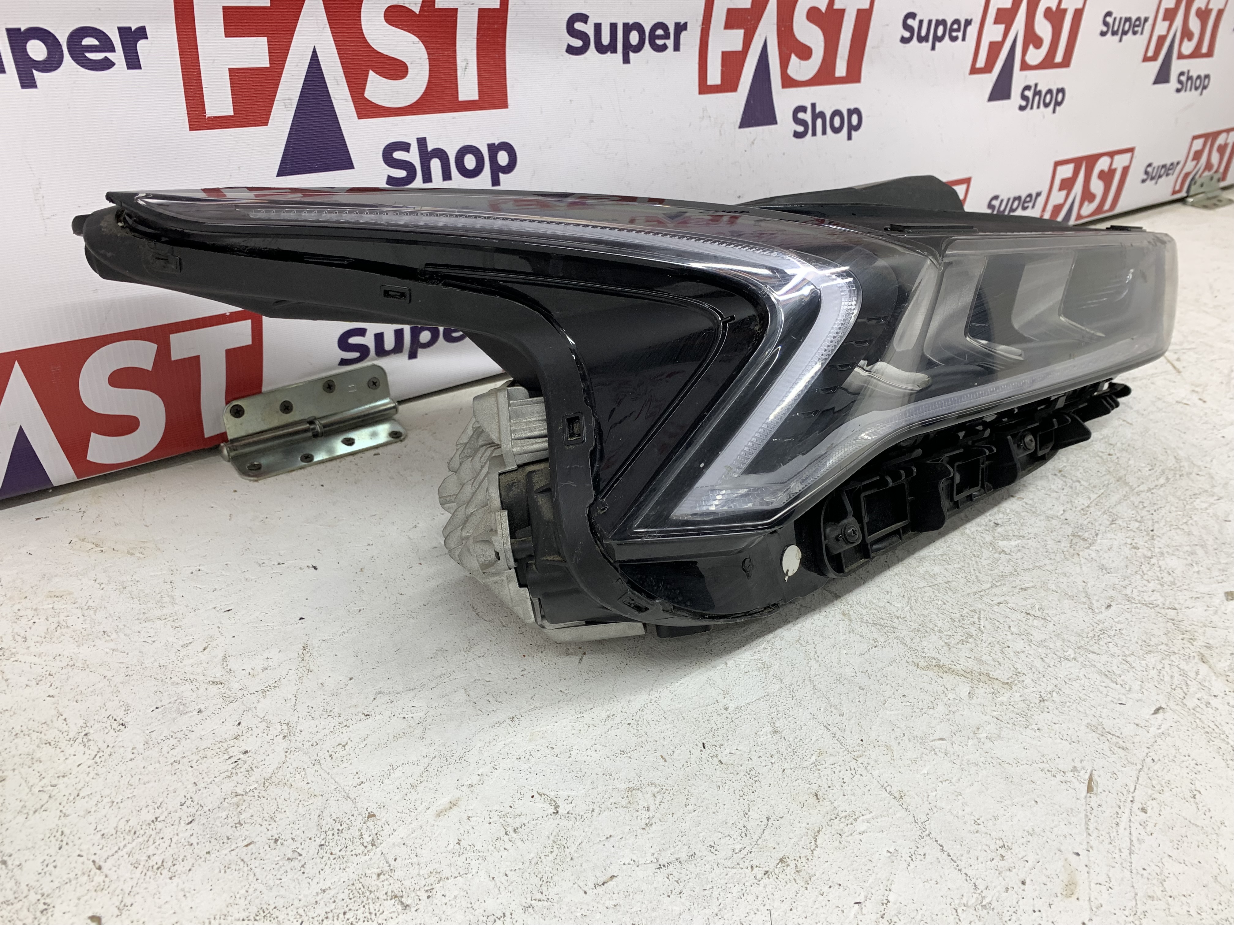 Kia K5 фара правая LED на 3 линзы оригинал бу