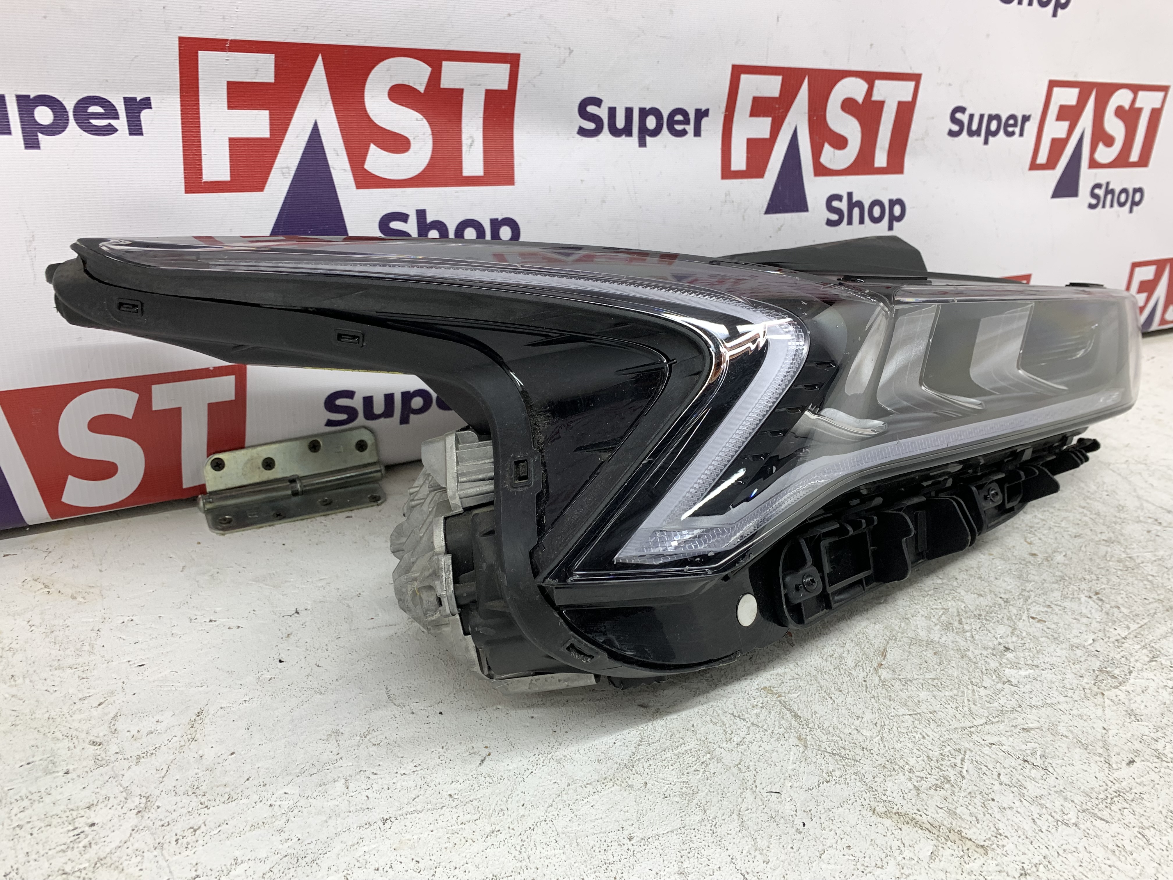 Kia K5 фара правая LED на 3 линзы оригинал бу