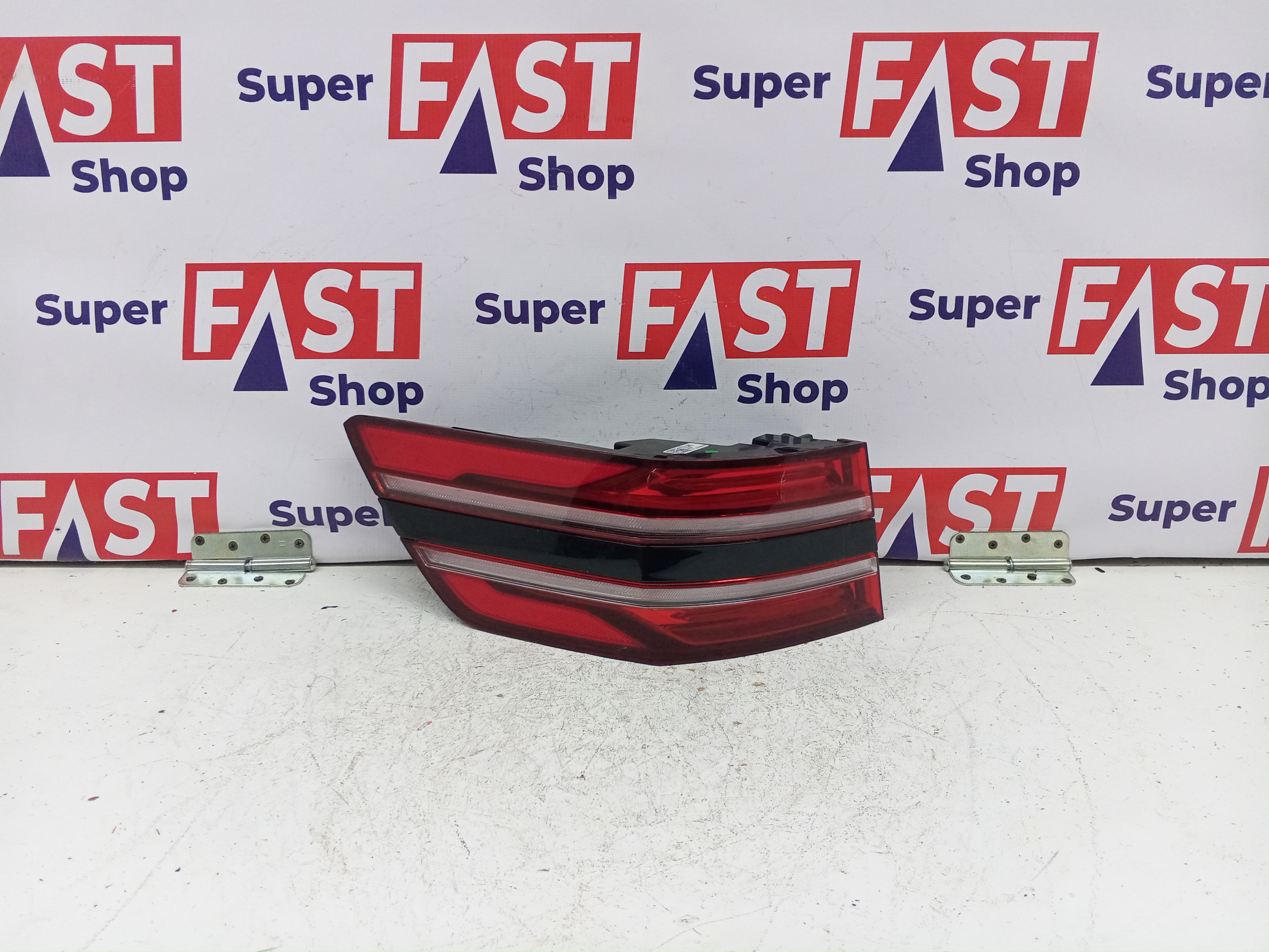 Genesis GV80 задний левый фонарь