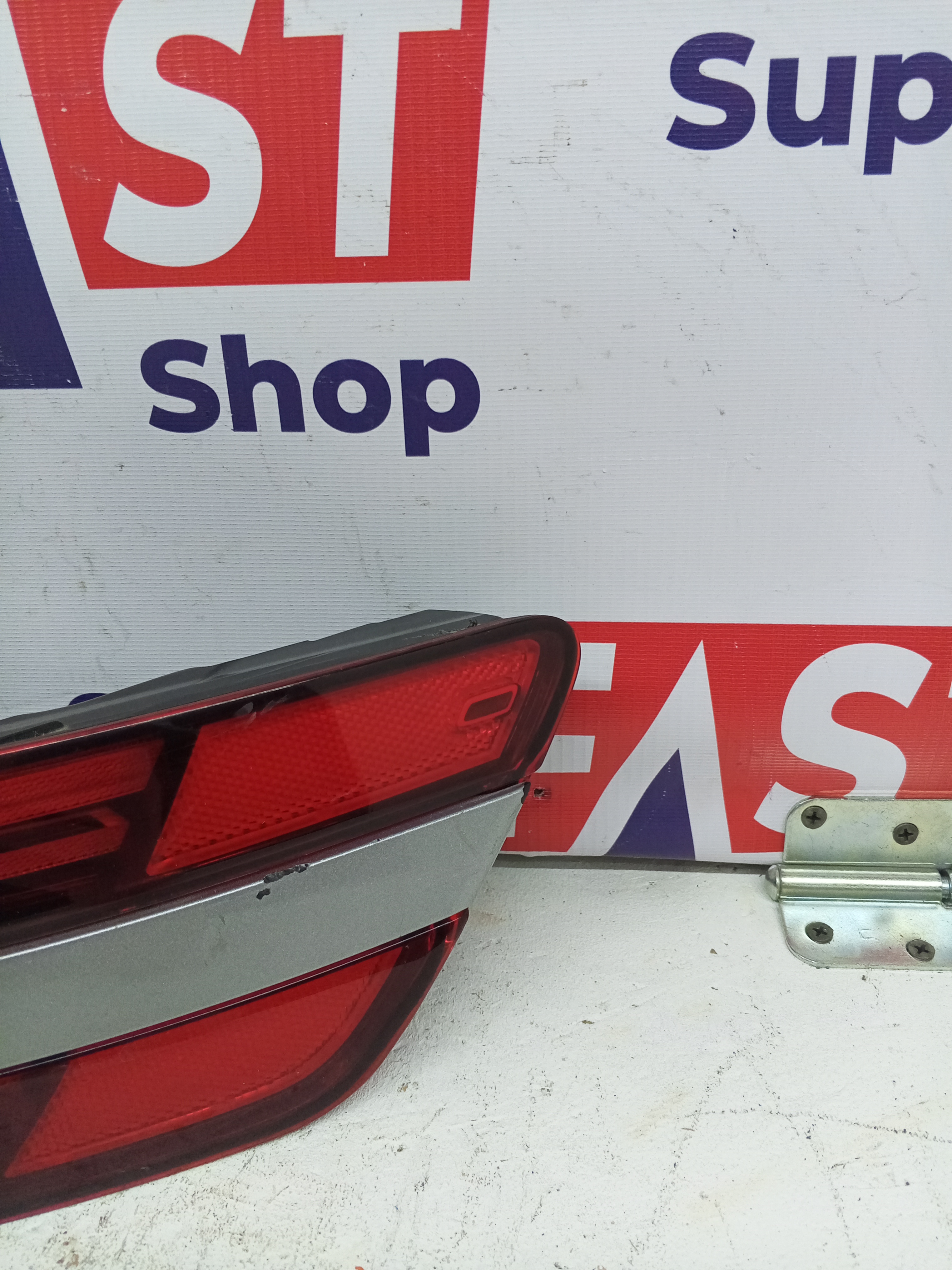 фонарь задний правый в крыло Genesis GV70