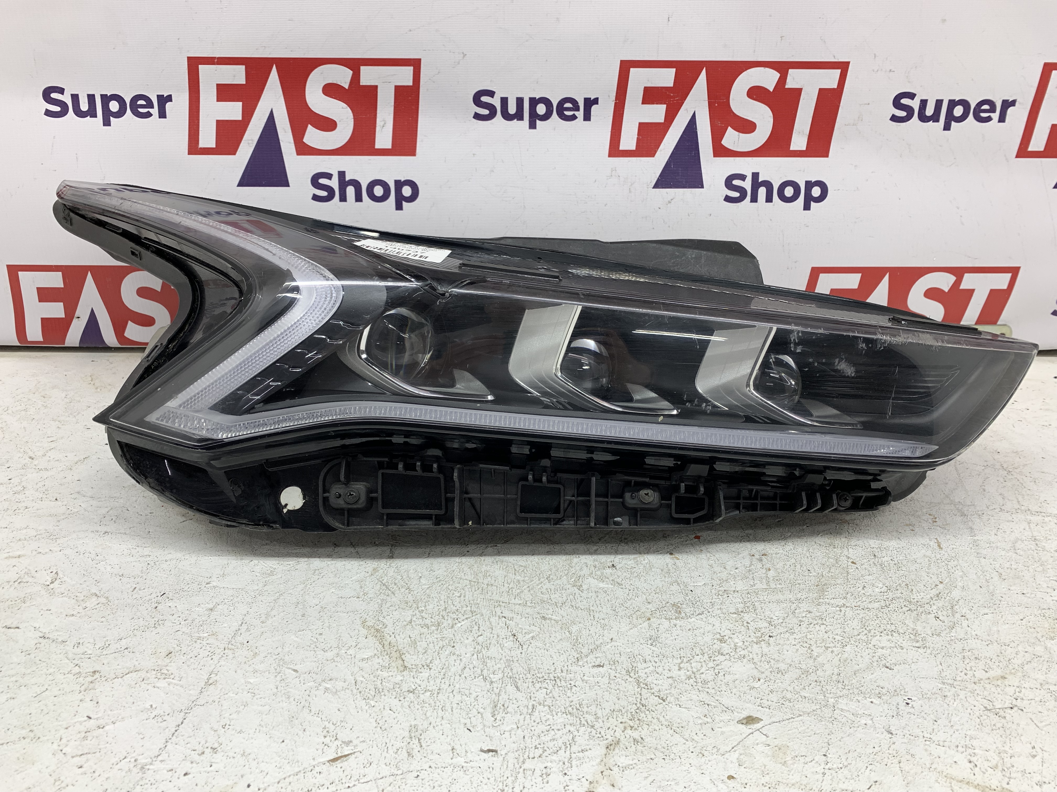 Kia K5 фара правая LED на 3 линзы оригинал бу