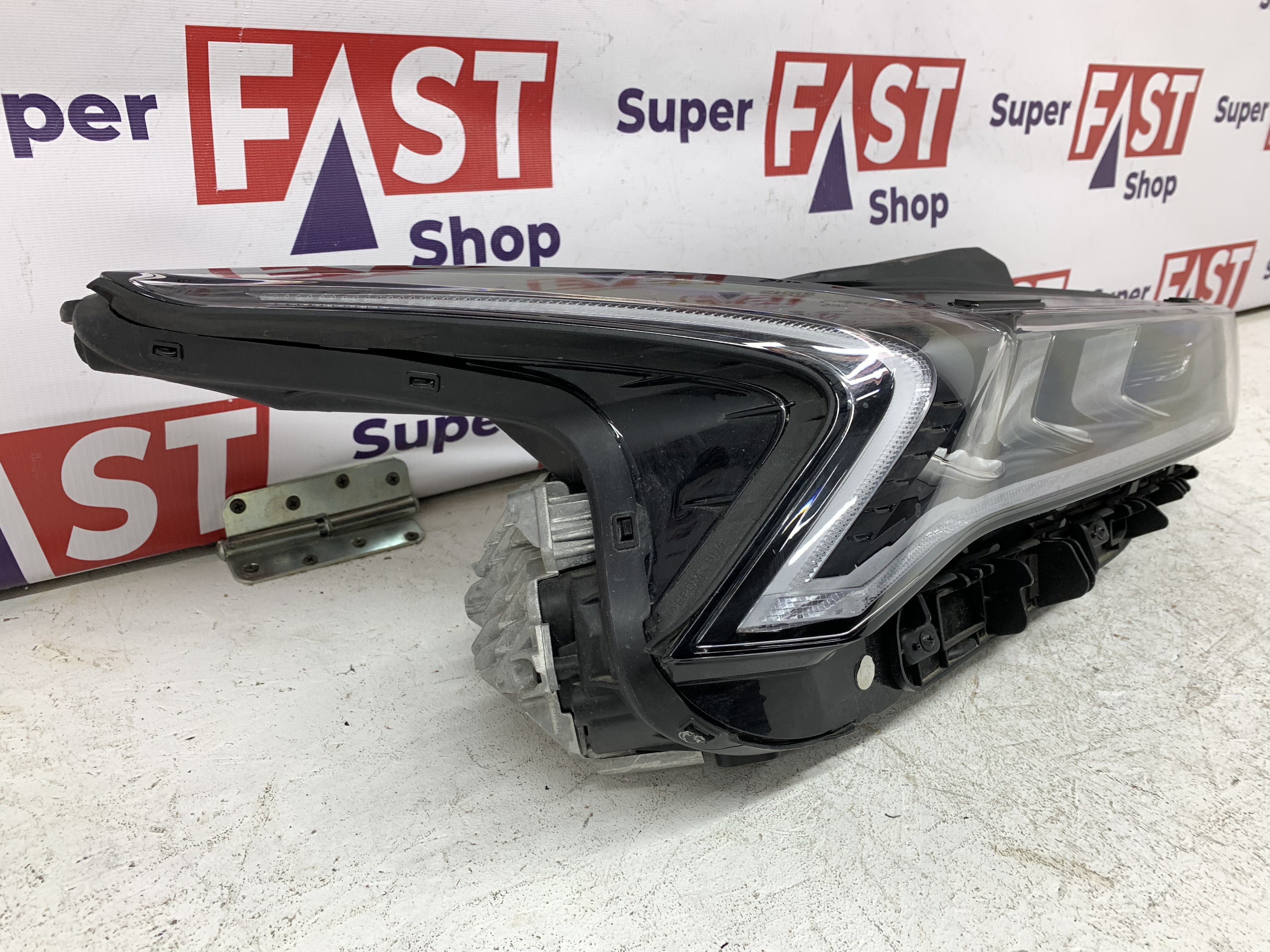 Kia K5 фара правая LED на 3 линзы оригинал бу