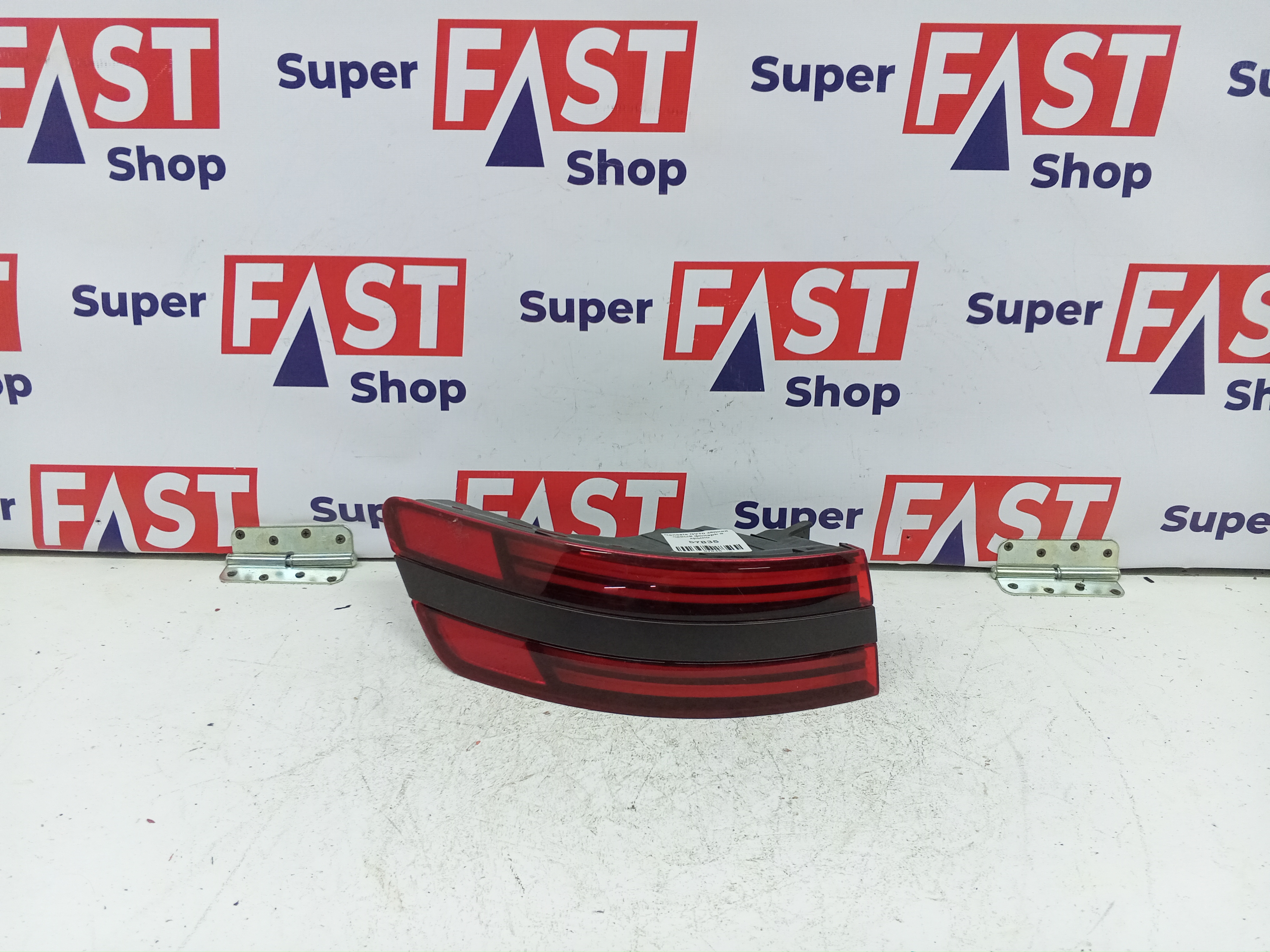 Genesis GV70 задний левый фонарь в крыло