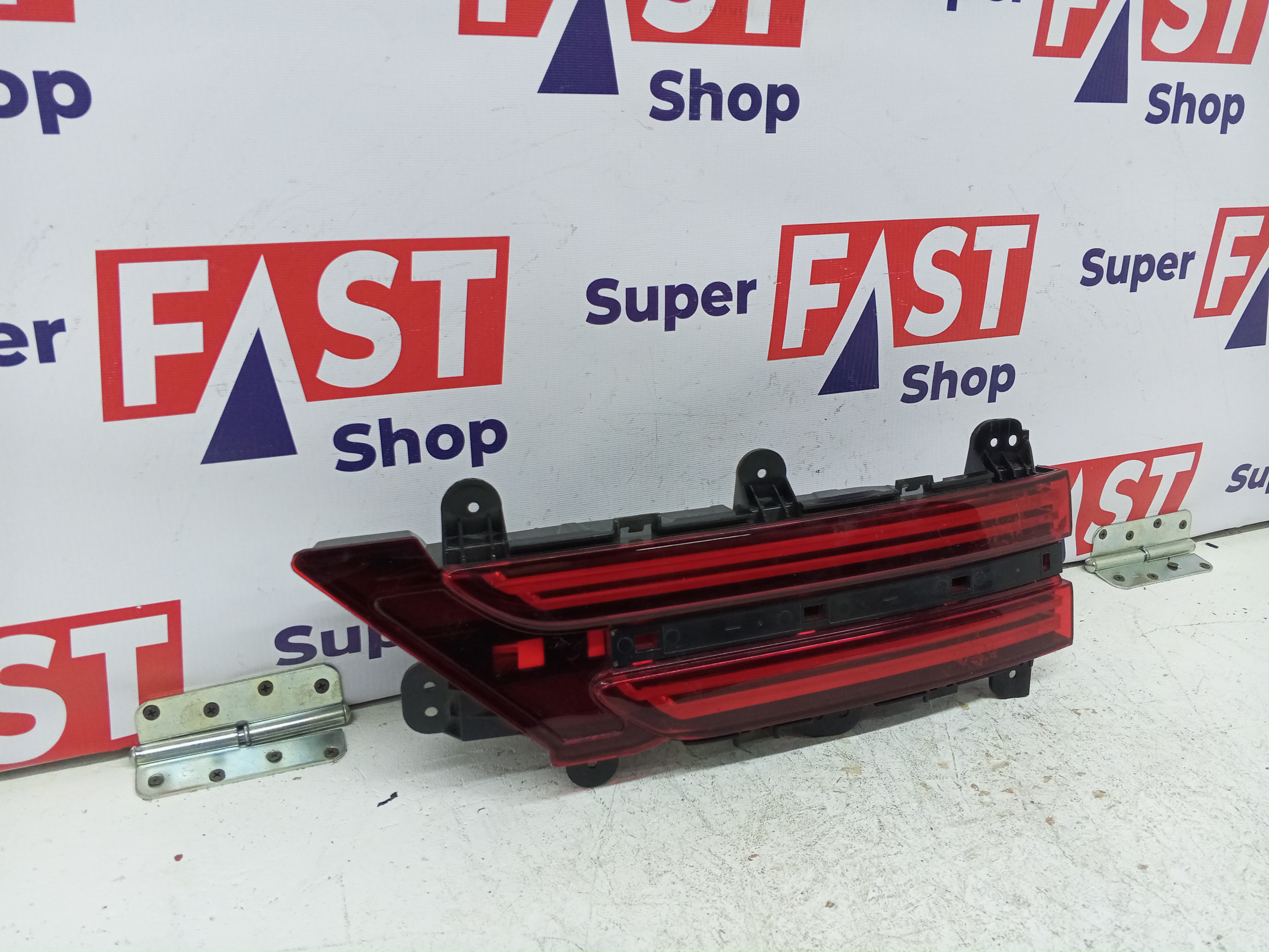 задний правый фонарь в крышку Genesis GV70