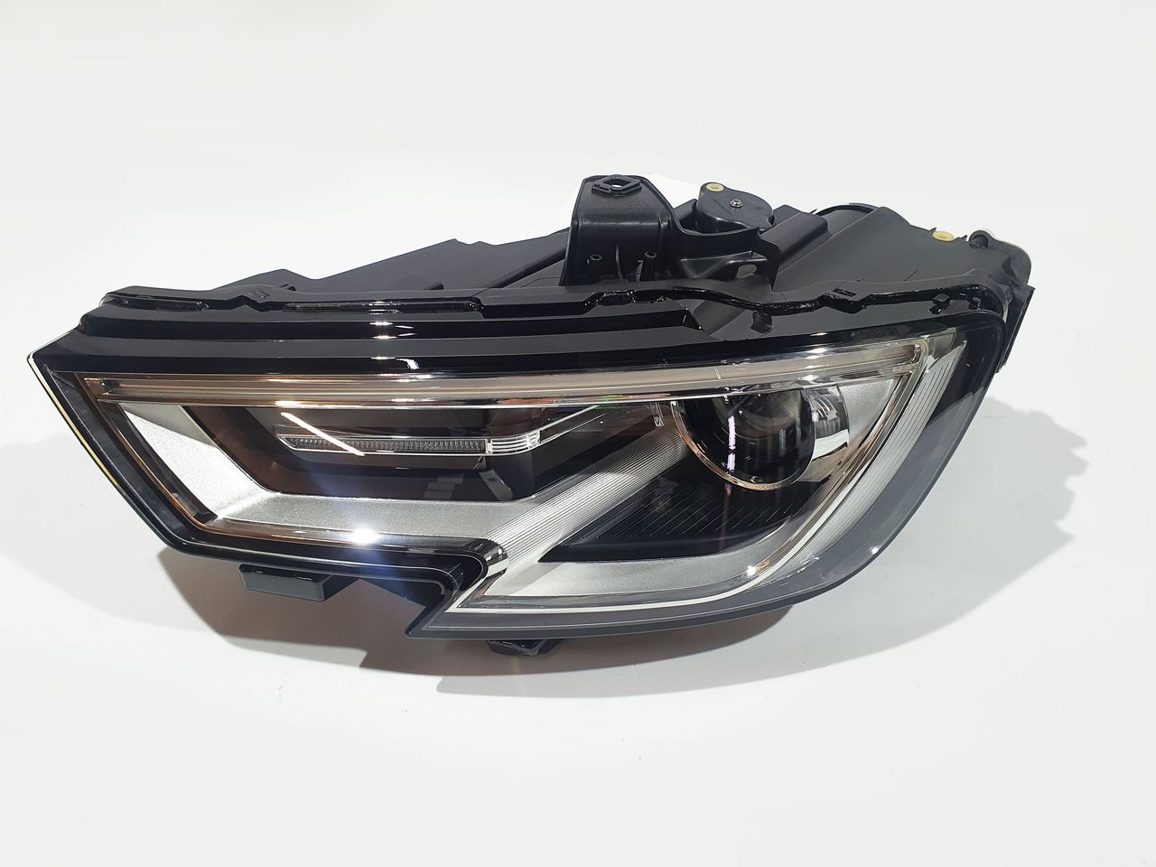 Audi A3 8V рестайлинг фара левая ксенон без блоков