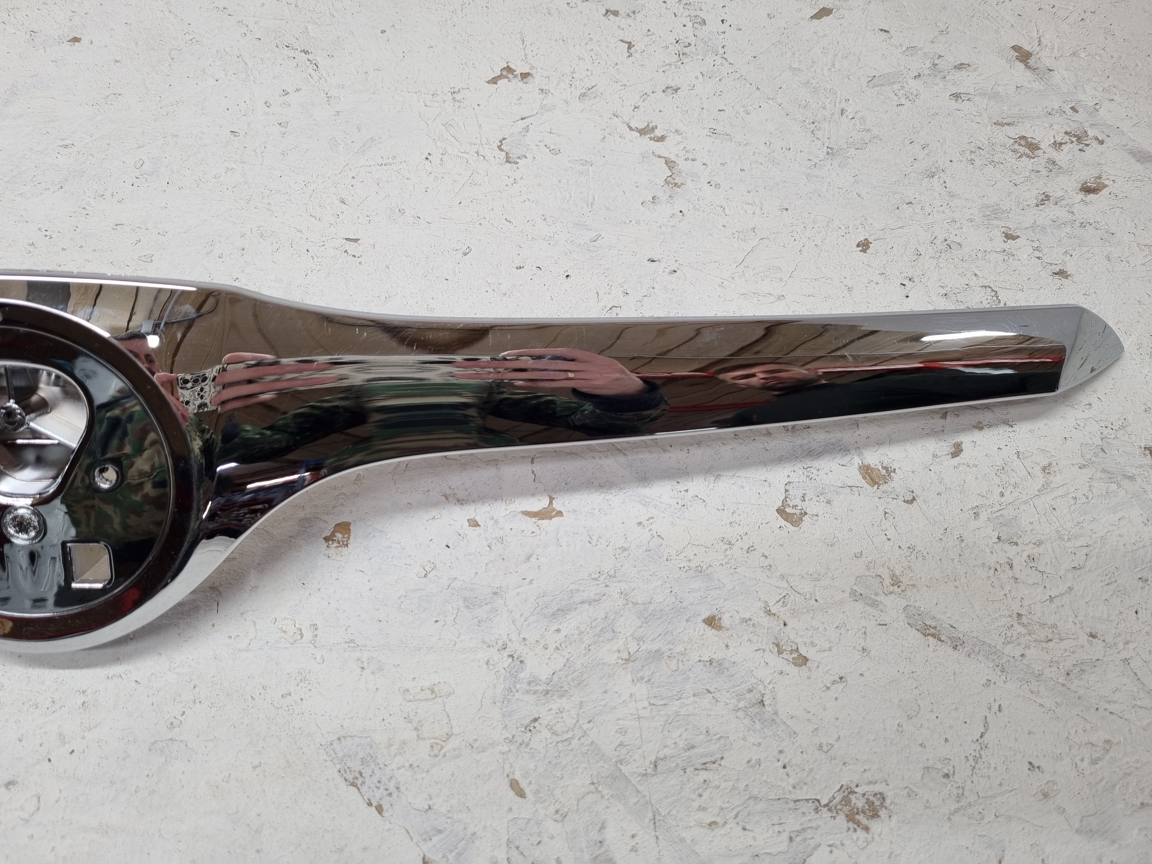 Дефект 2 Skoda Superb дорестайлинг 2008-2013 хром накладка на капот