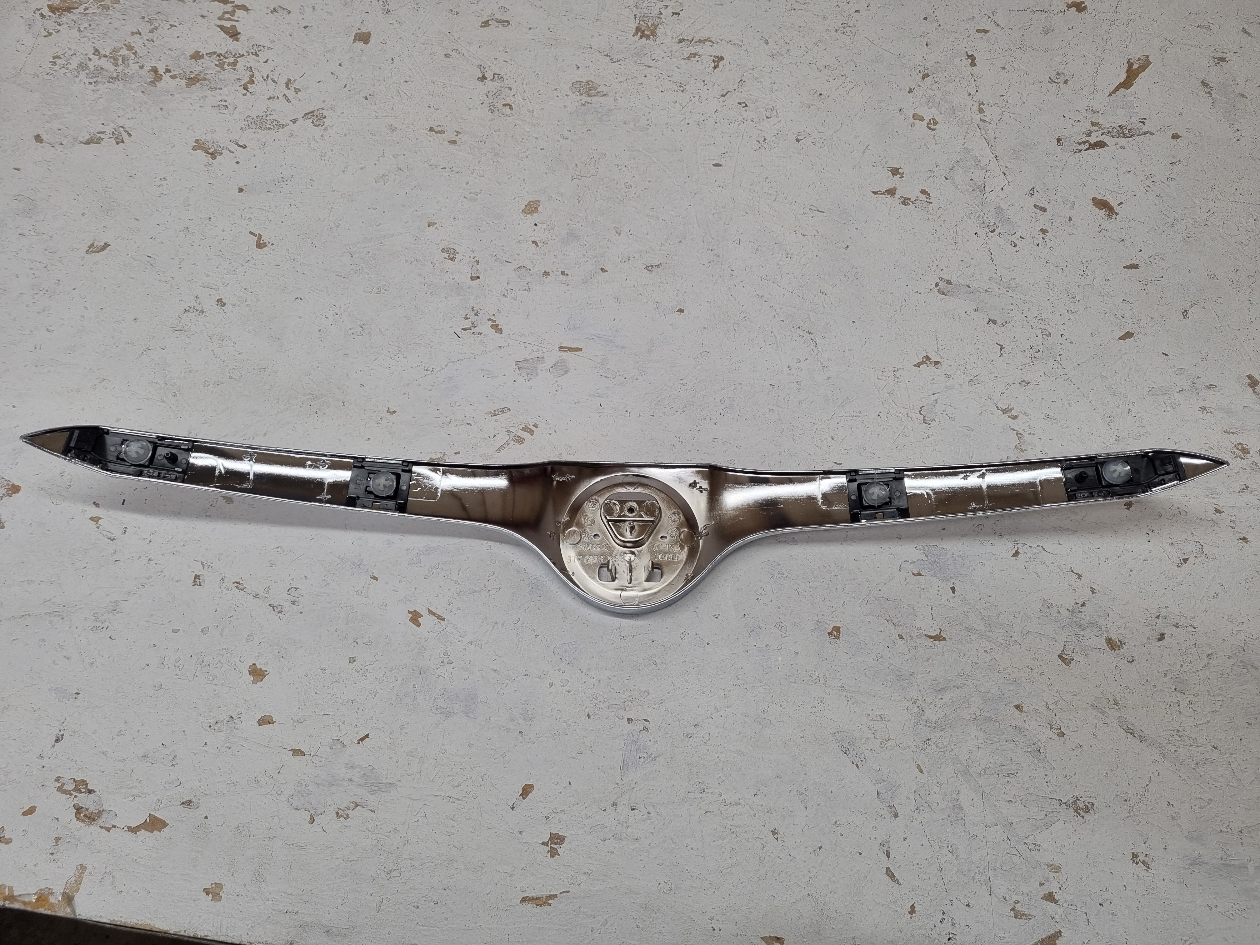 Дефект 1 Skoda Superb дорестайлинг 2008-2013 хром накладка на капот