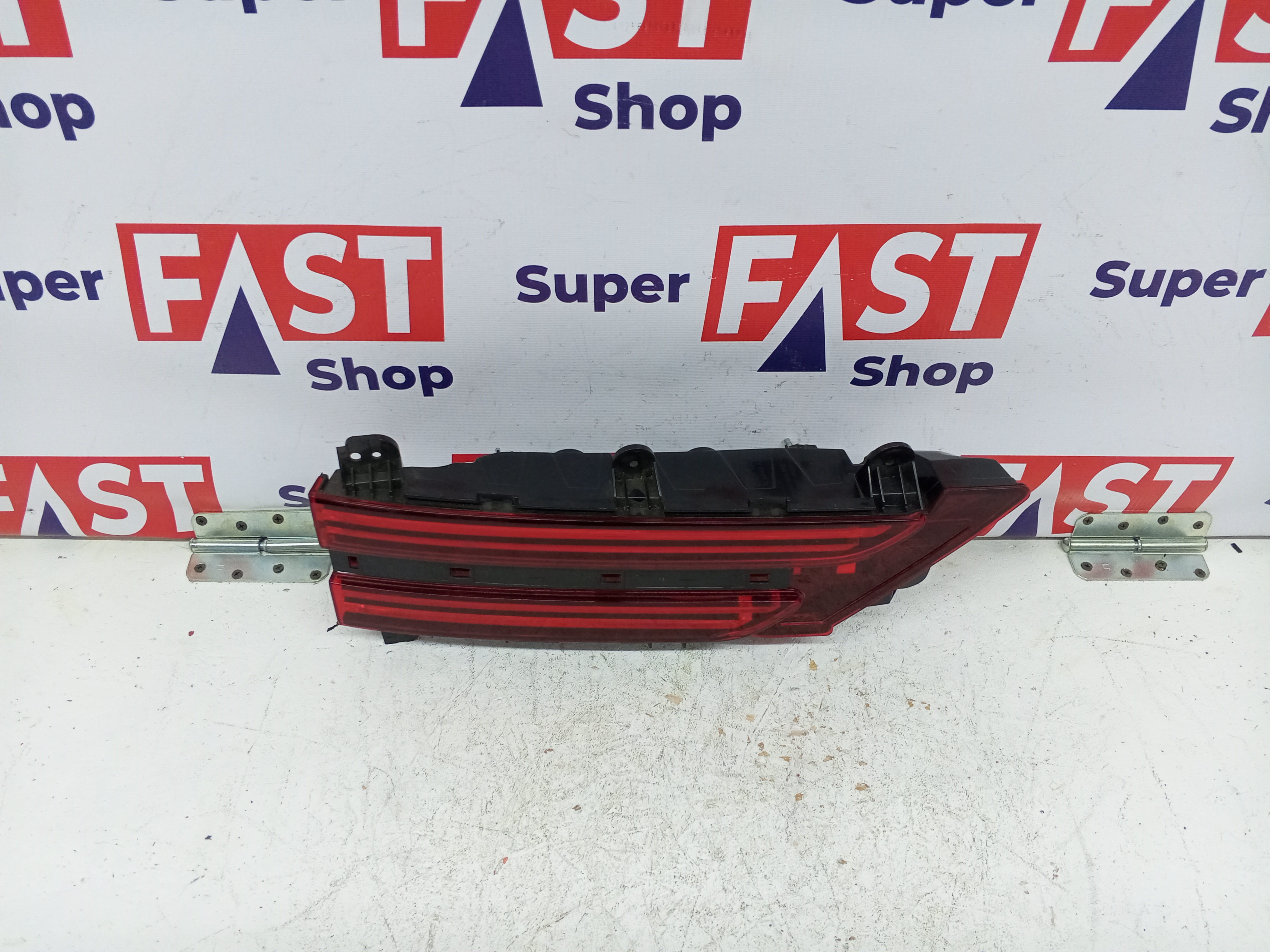 задний левый фонарь в крышку Genesis GV70