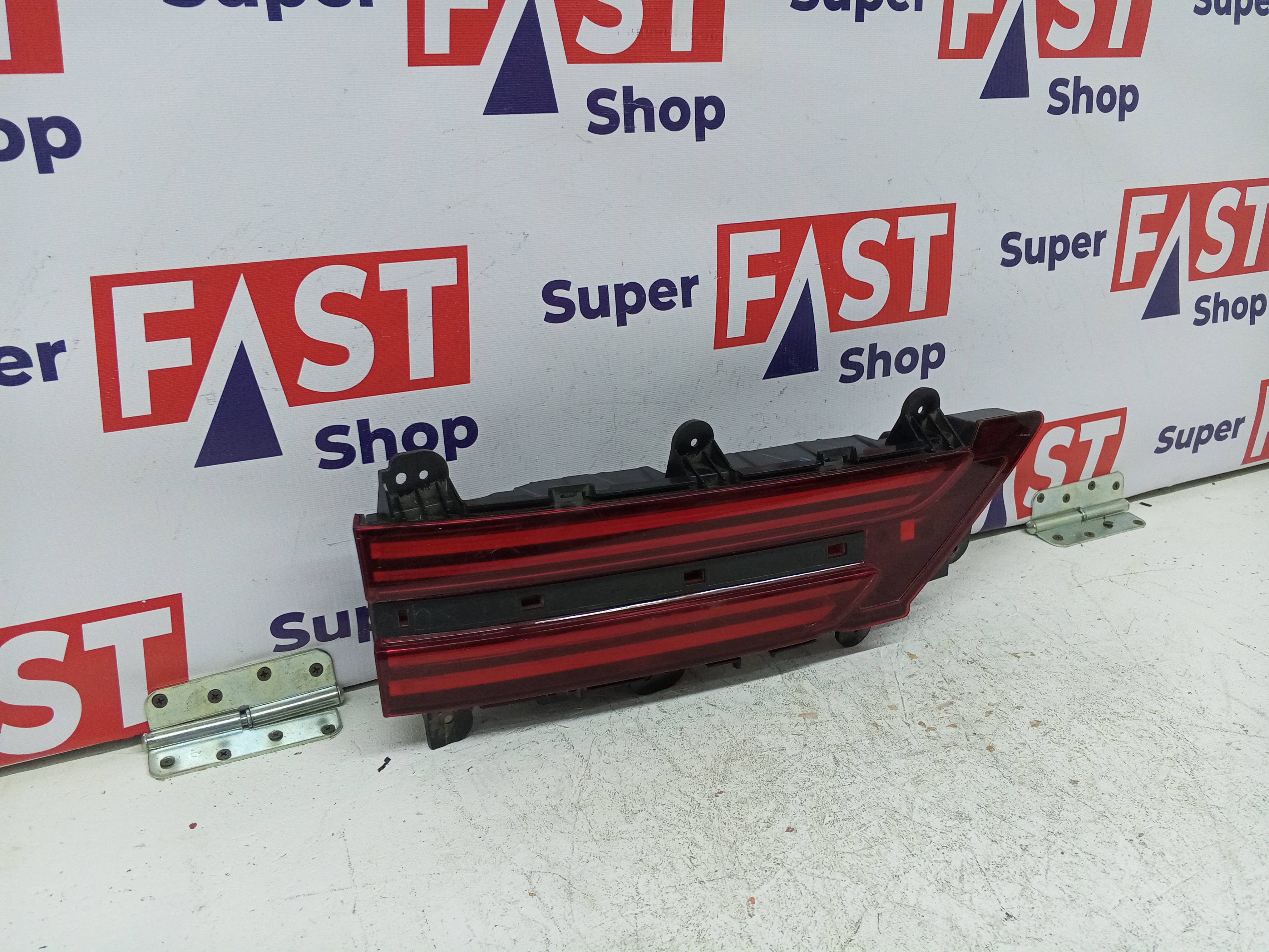 Genesis GV70 левый задний фонарь в крышку