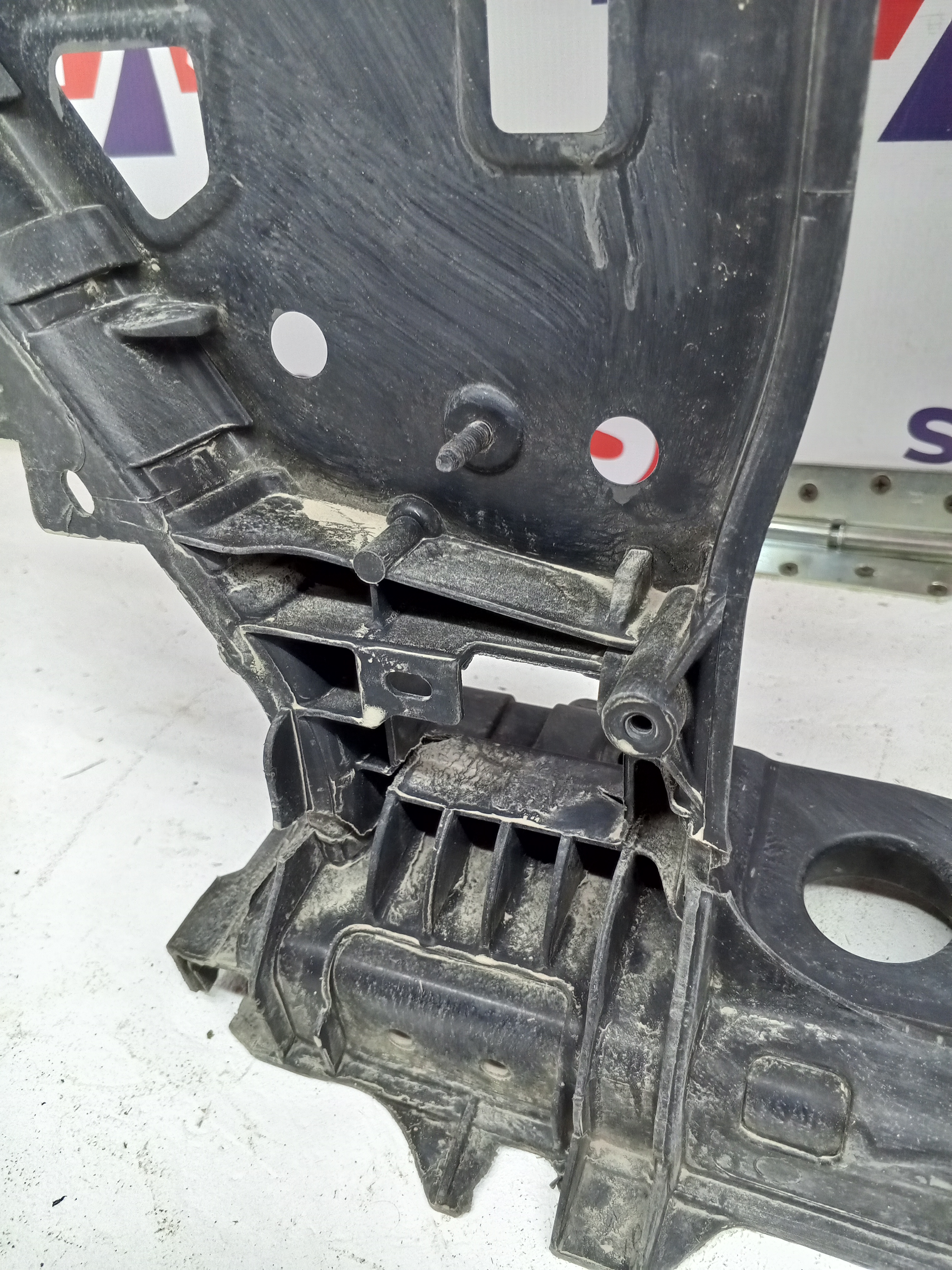 Genesis G80 передняя панель / телевизор