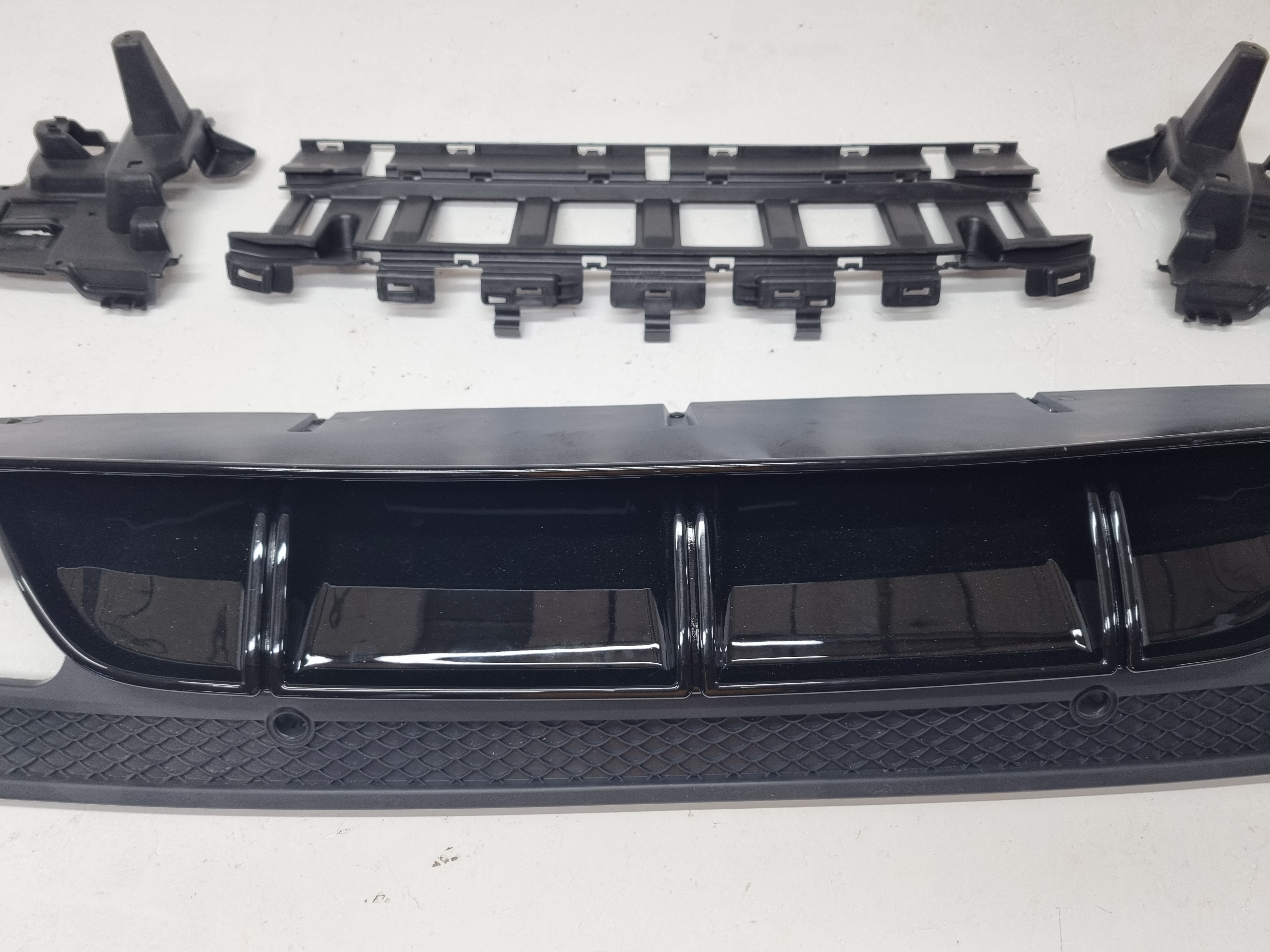 Дефект 2 Mercedes W205 дорестайлинг диффузор AMG C63S