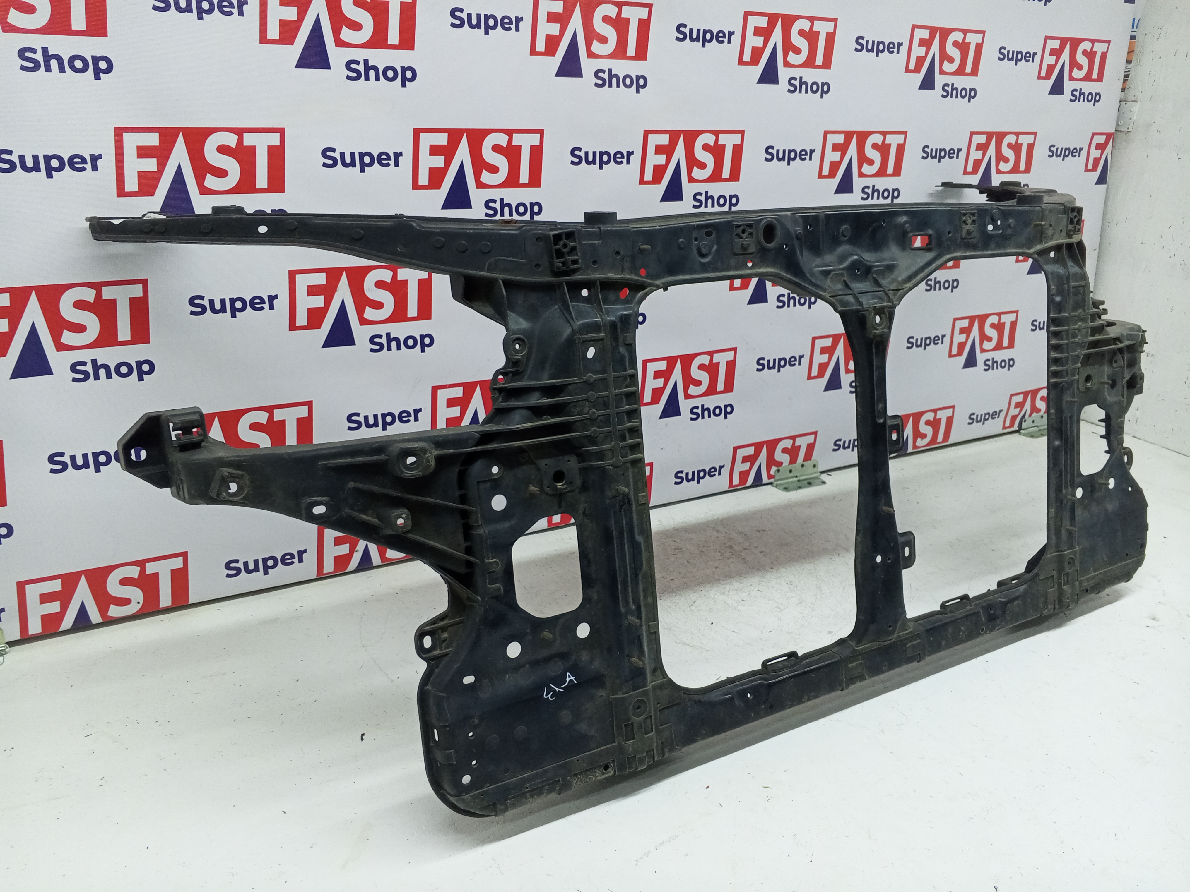 Kia Quoris передняя панель / телевизор