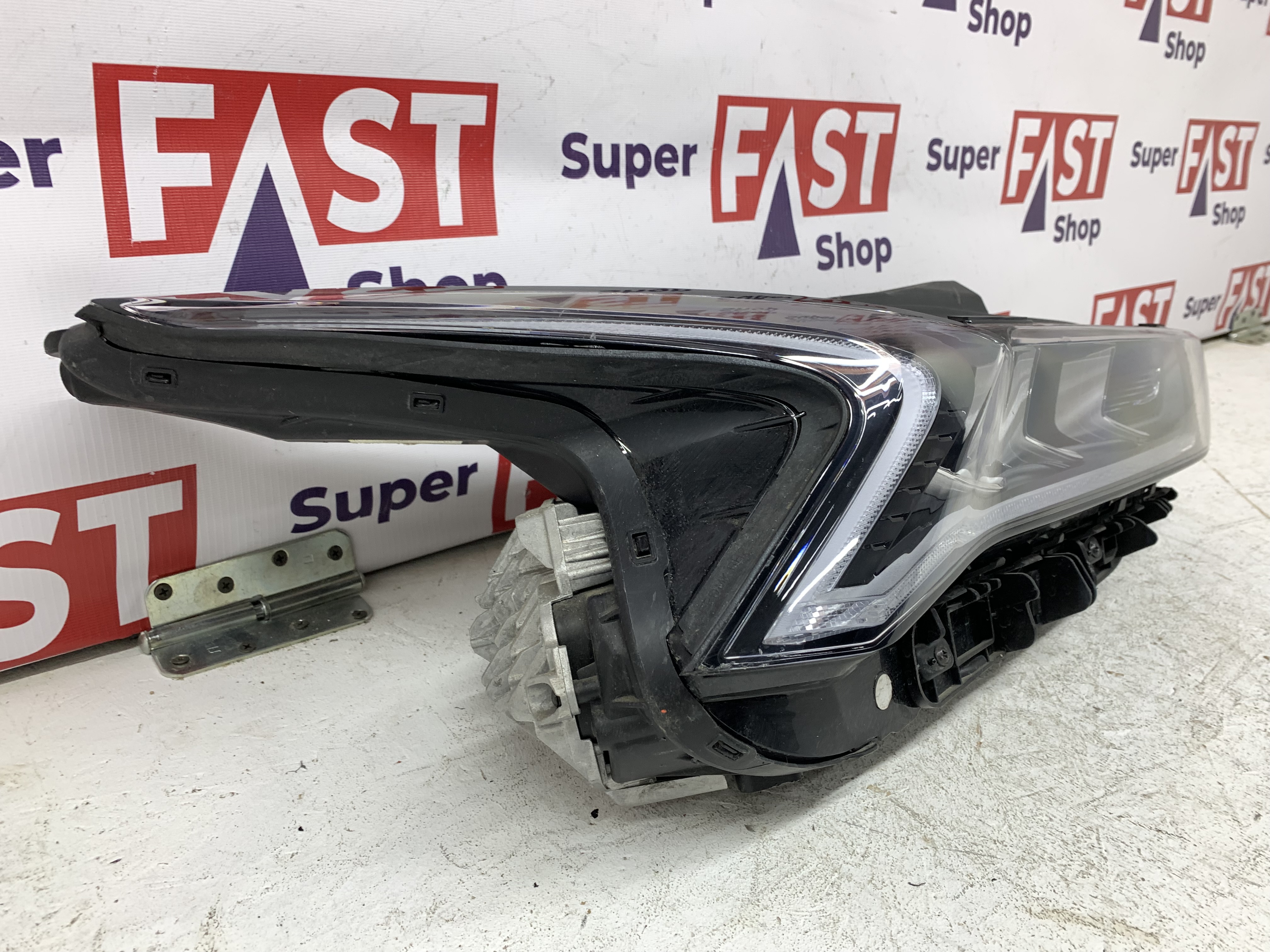 Kia K5 фара правая LED на 3 линзы оригинал бу