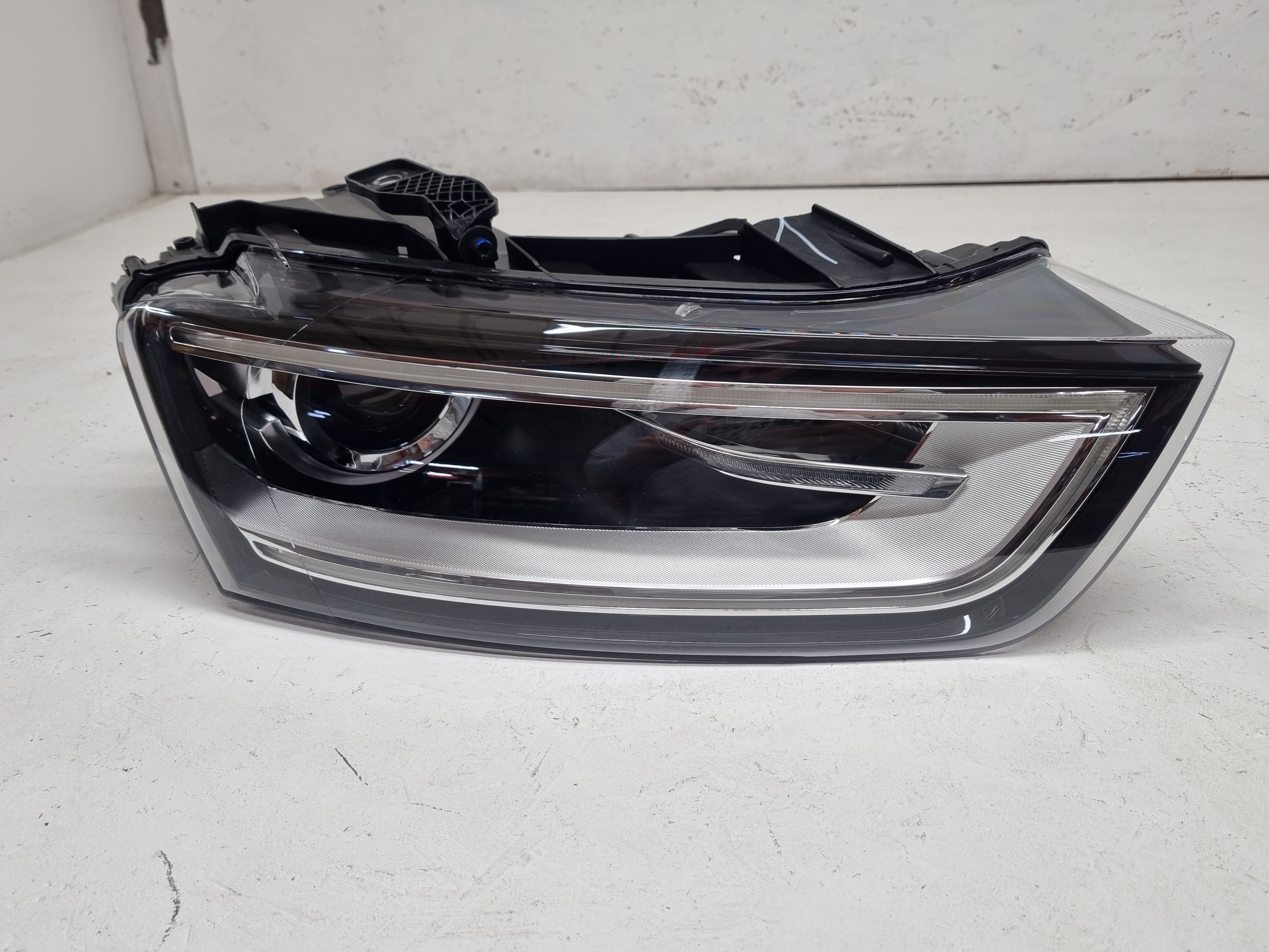 Дефект Audi Q3 8U 2011-2014 фара правая ксенон в сборе