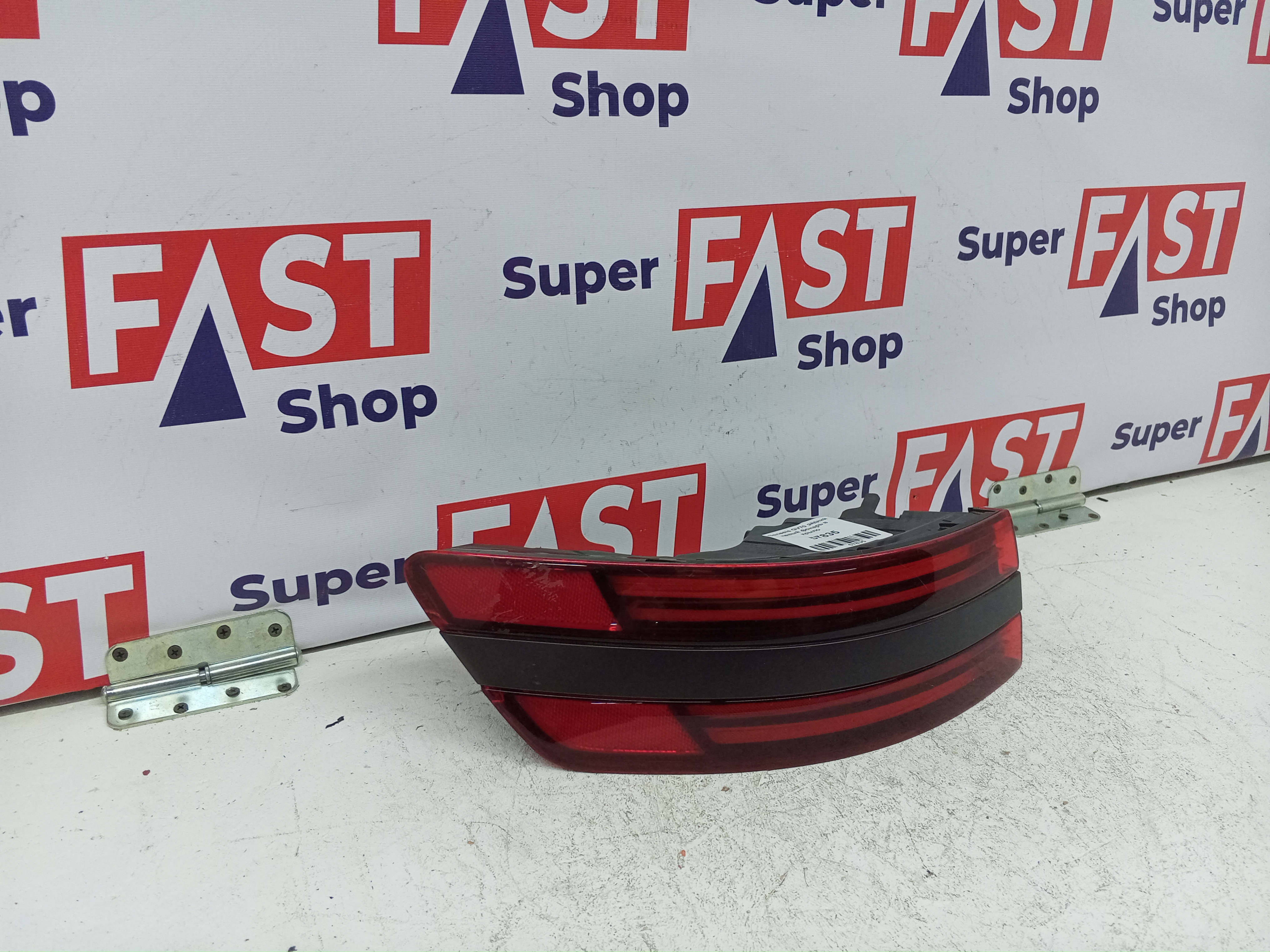 Genesis GV70 задний левый фонарь в крыло