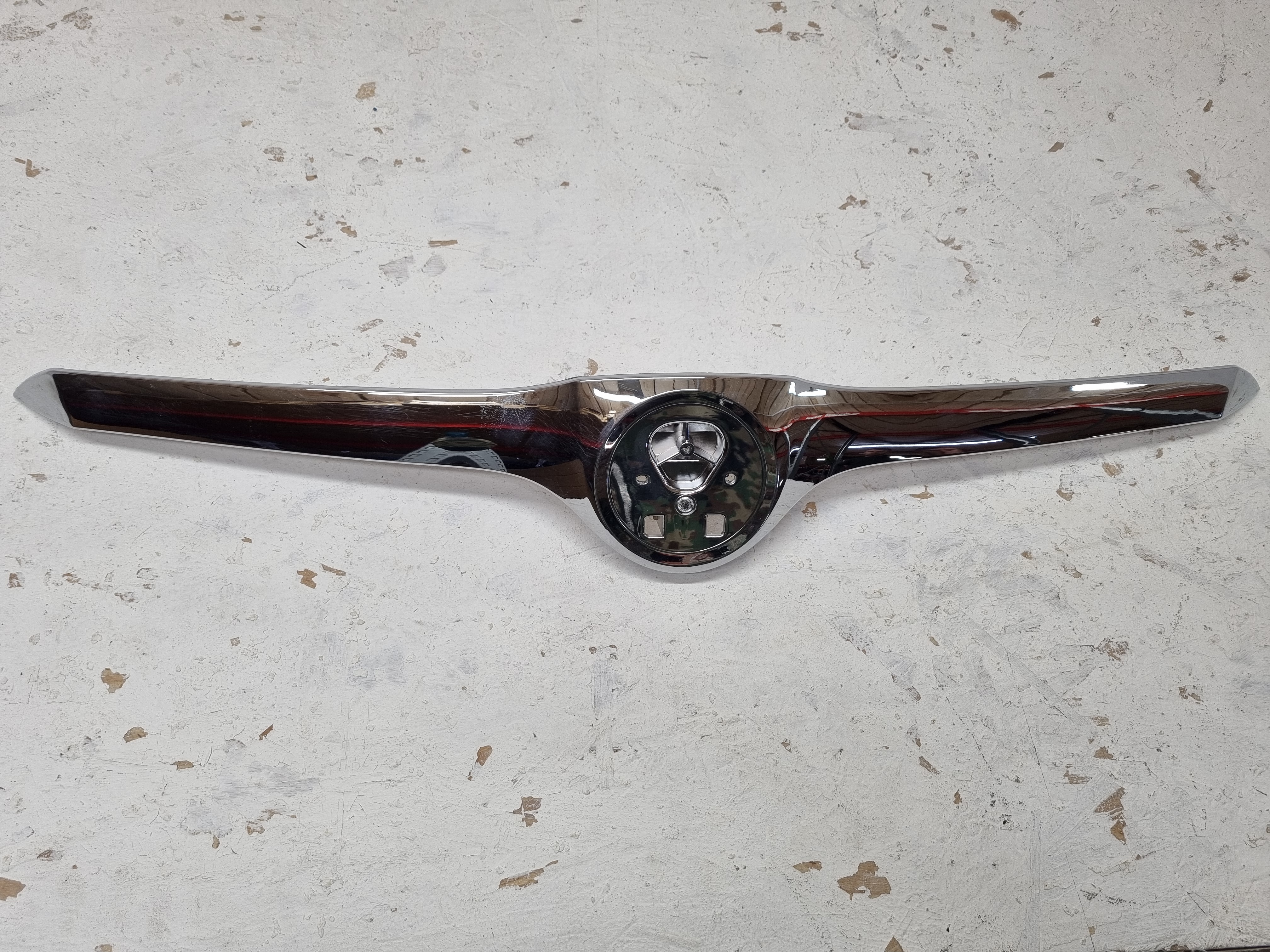 Дефект 2 Skoda Superb дорестайлинг 2008-2013 хром накладка на капот