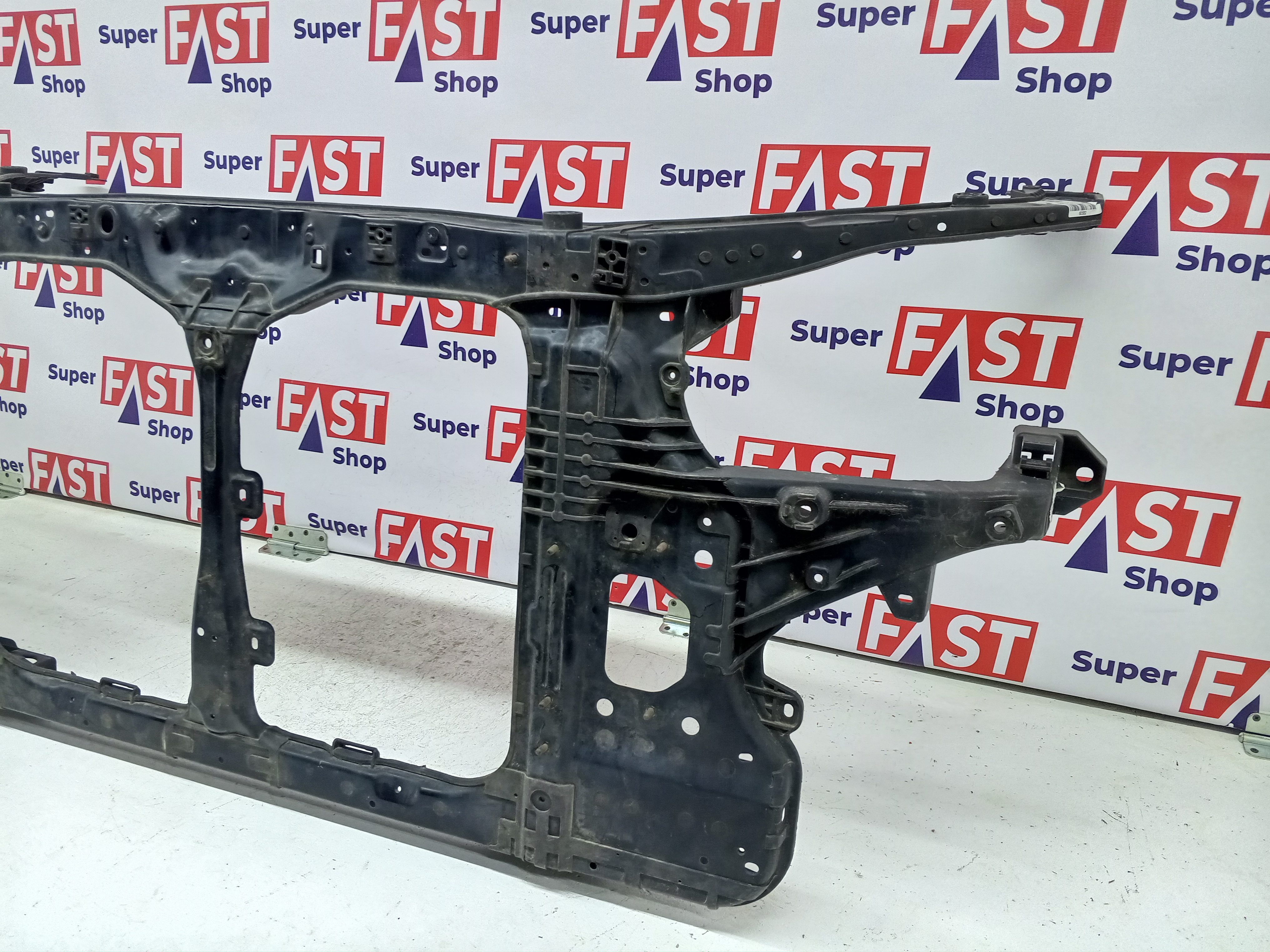 Kia Quoris передняя панель / телевизор