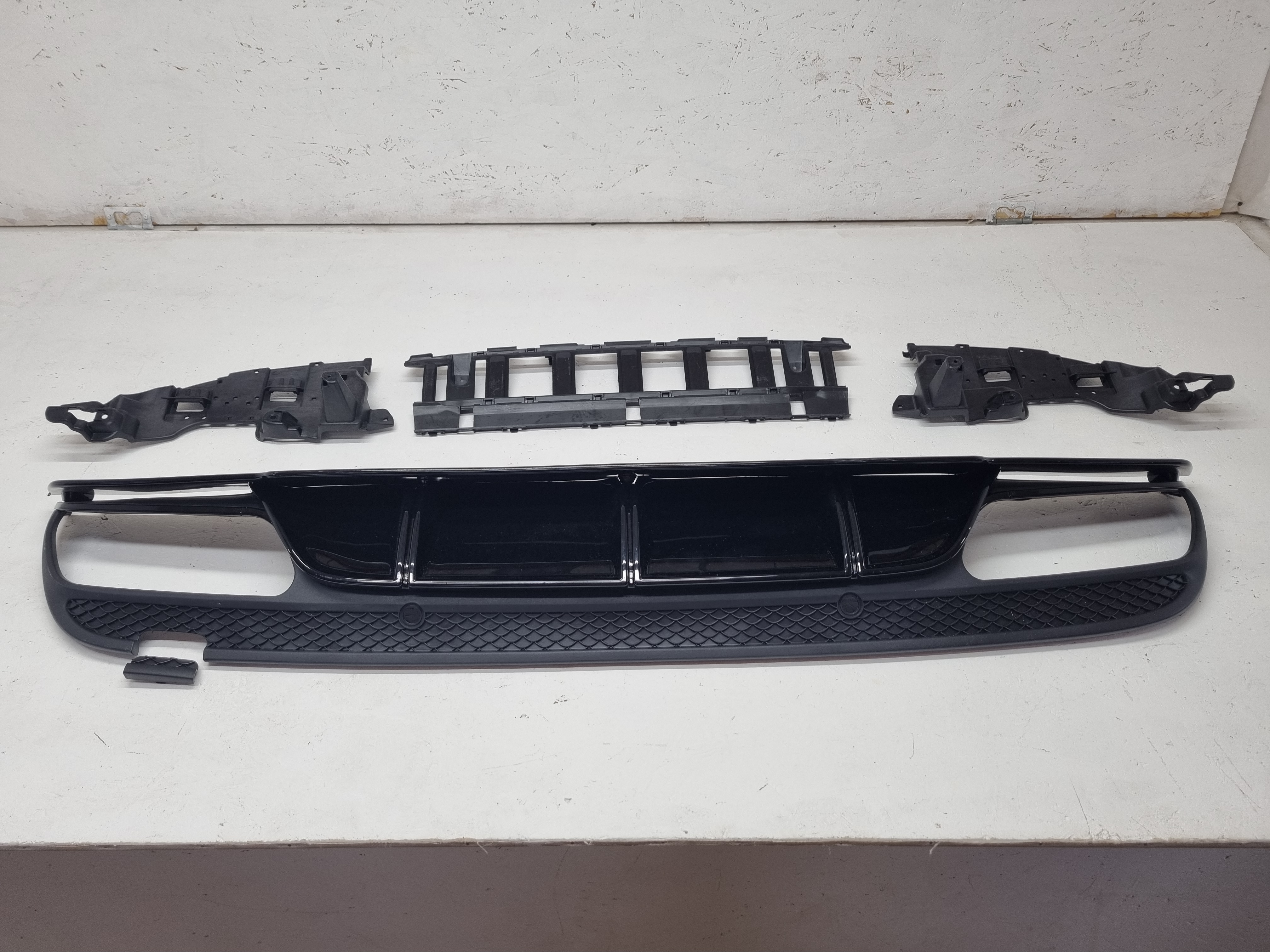 Дефект 3 Mercedes W205 дорестайлинг диффузор AMG C63S