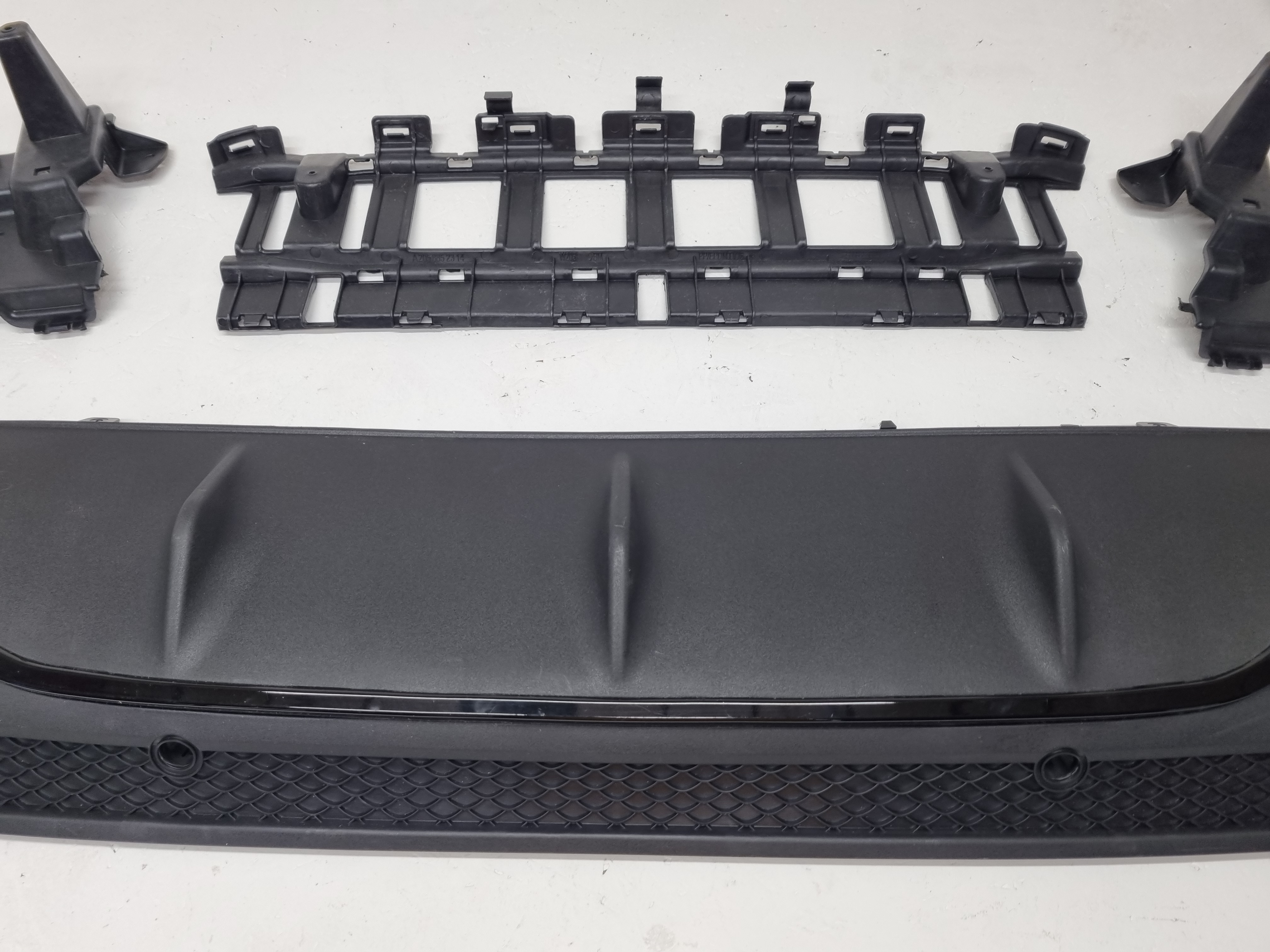 Дефект 3 Mercedes W205 дорестайлинг диффузор AMG 63 без насадок