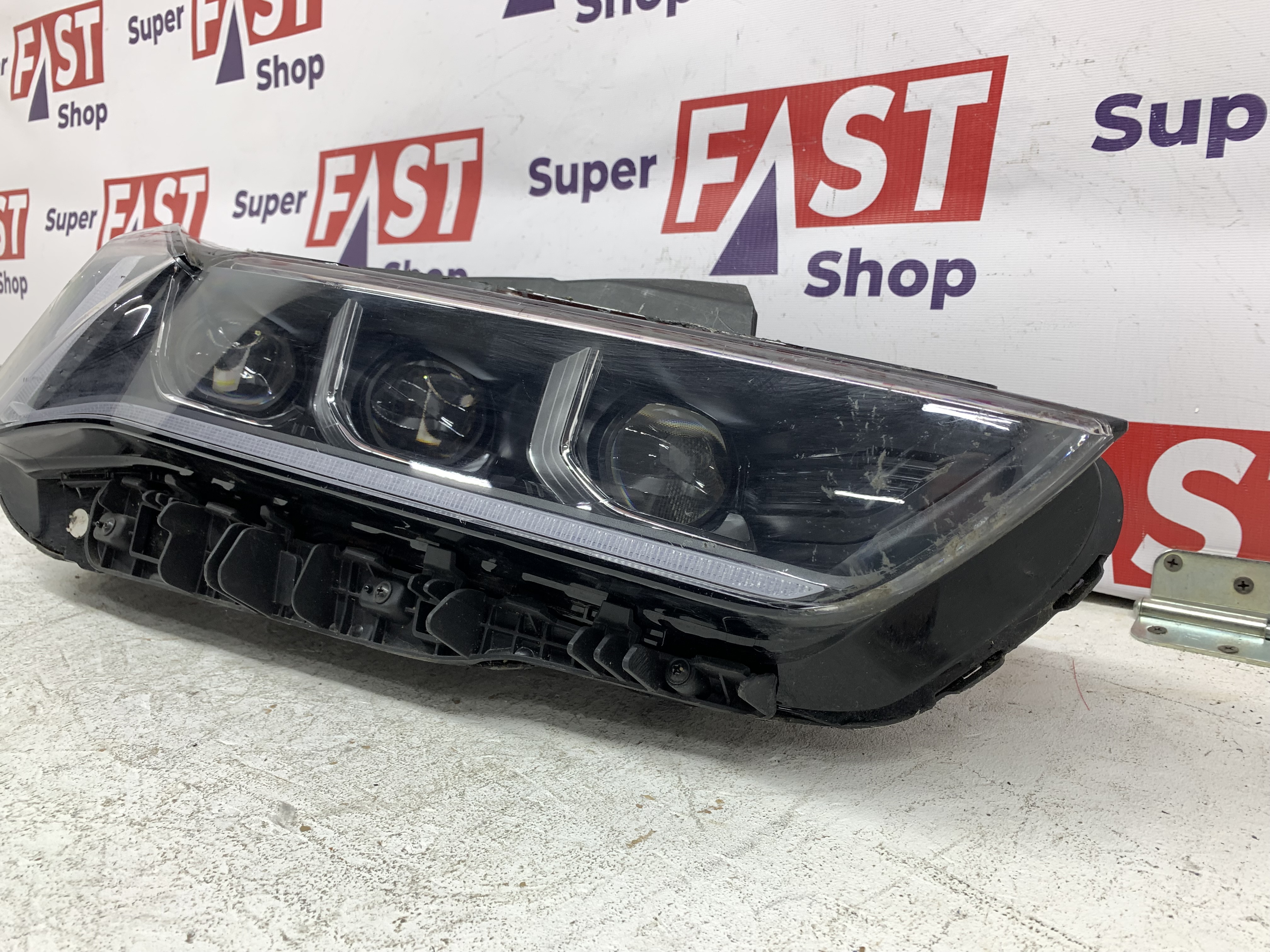 Kia K5 фара правая LED на 3 линзы оригинал бу