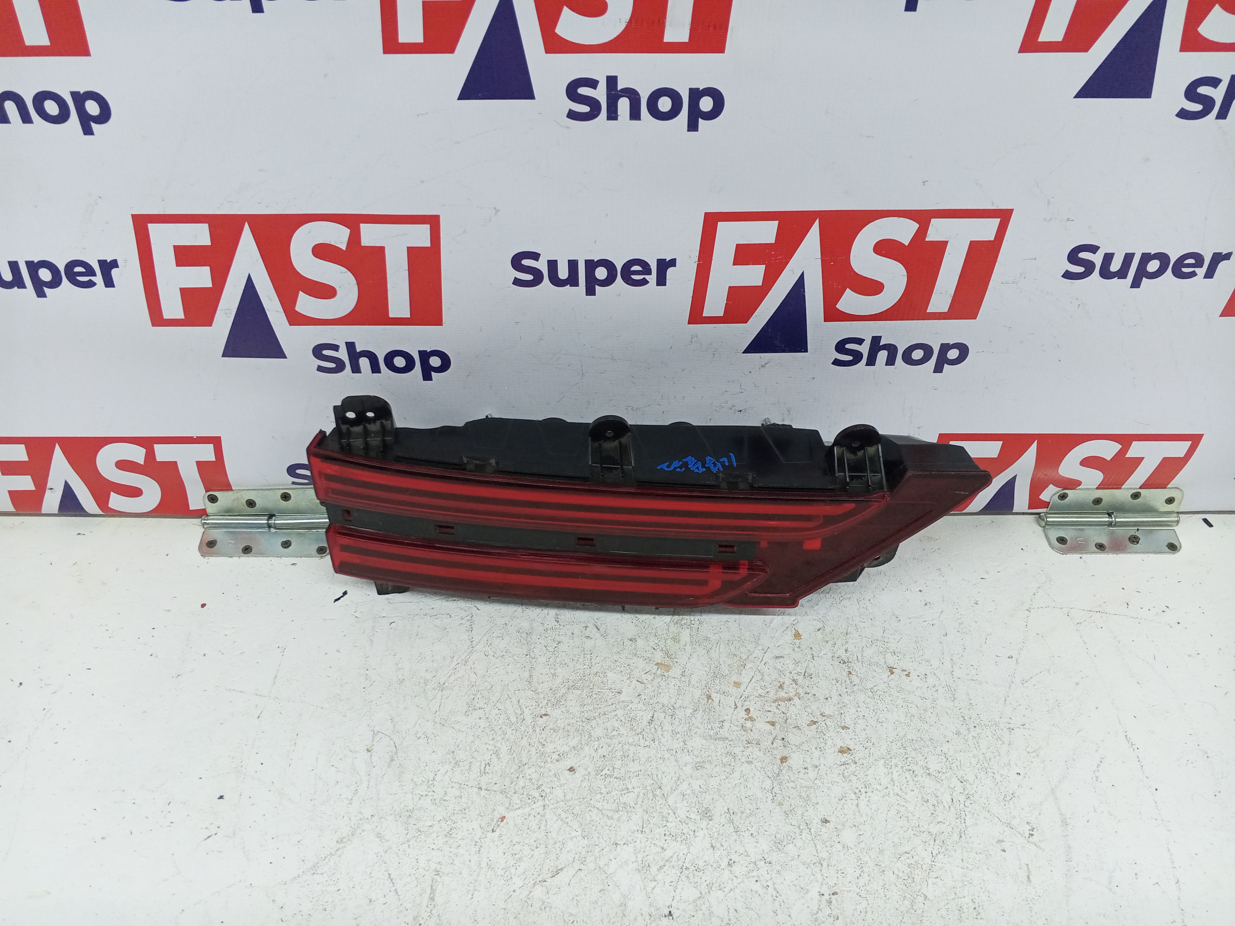 Genesis GV70 левый задний фонарь в крышку