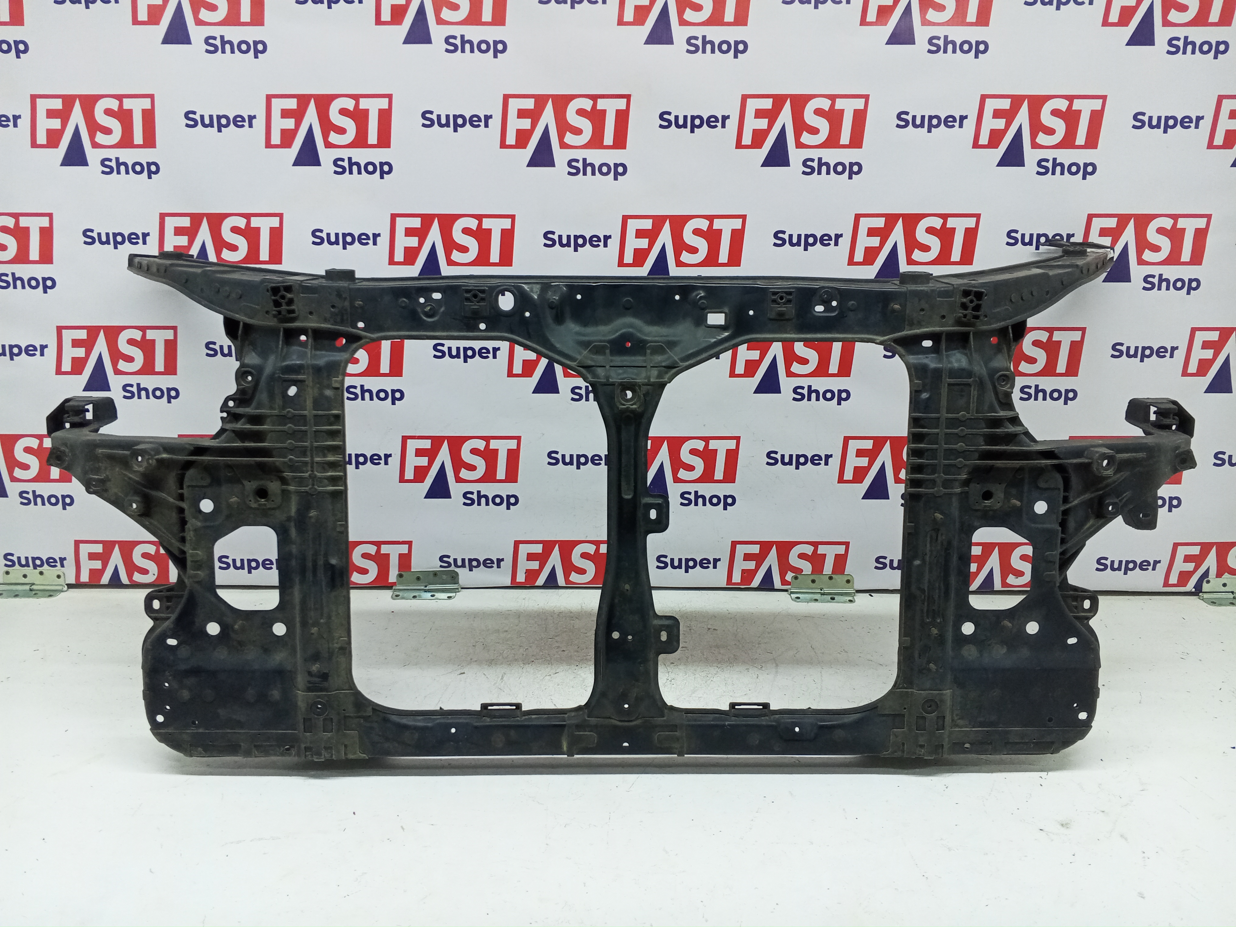 Kia Quoris передняя панель / телевизор