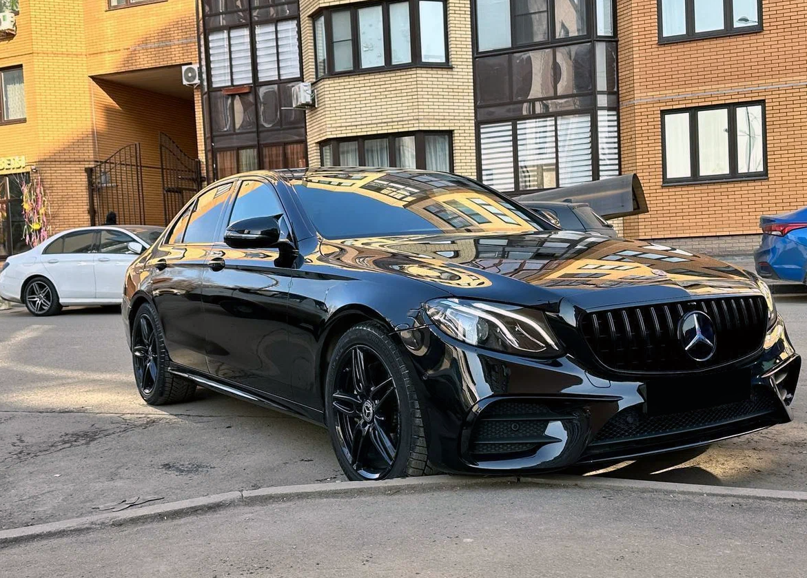 Mercedes W213 дорестайлинг решетка радиатора GT черная