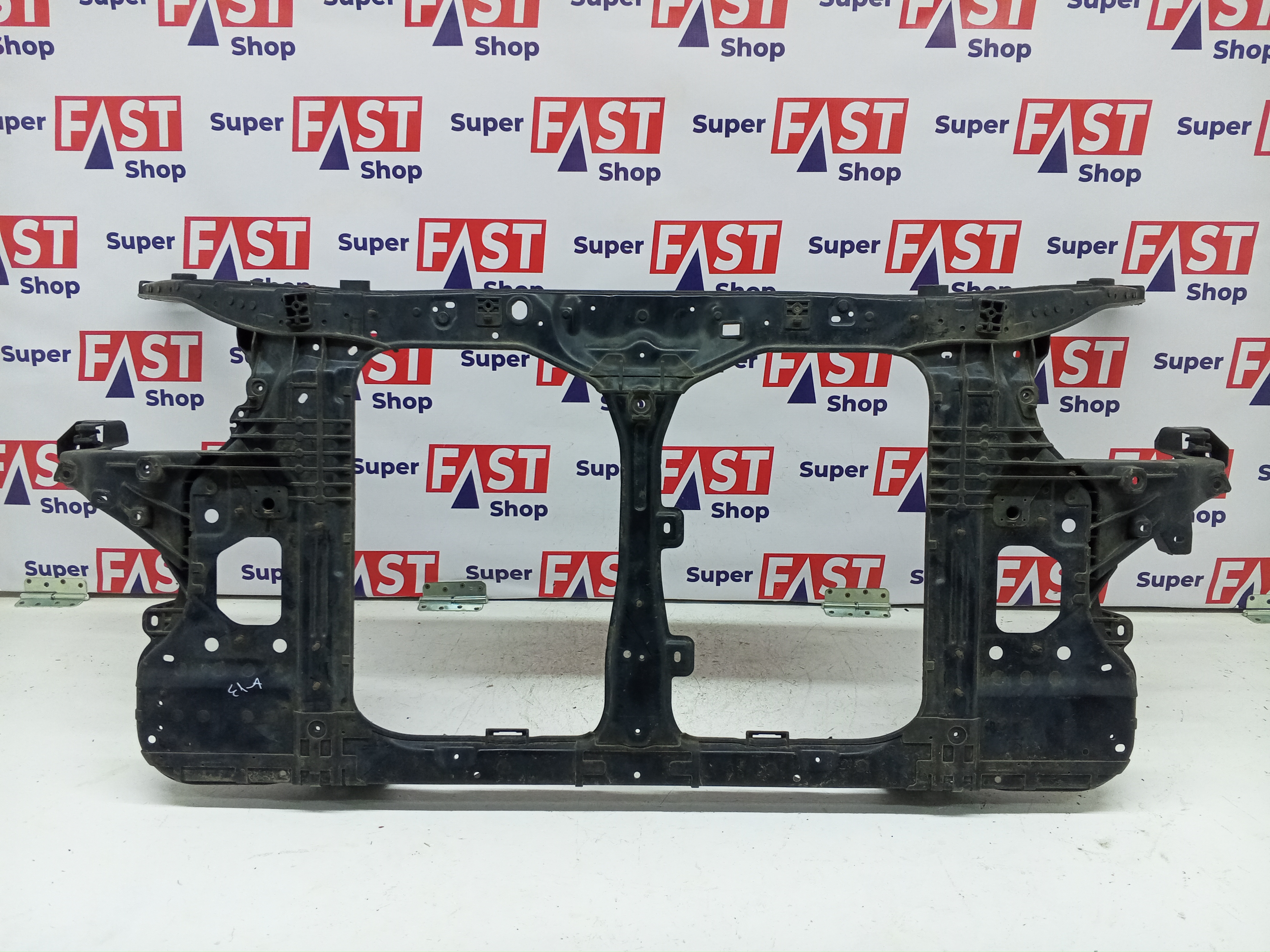 Kia Quoris передняя панель / телевизор