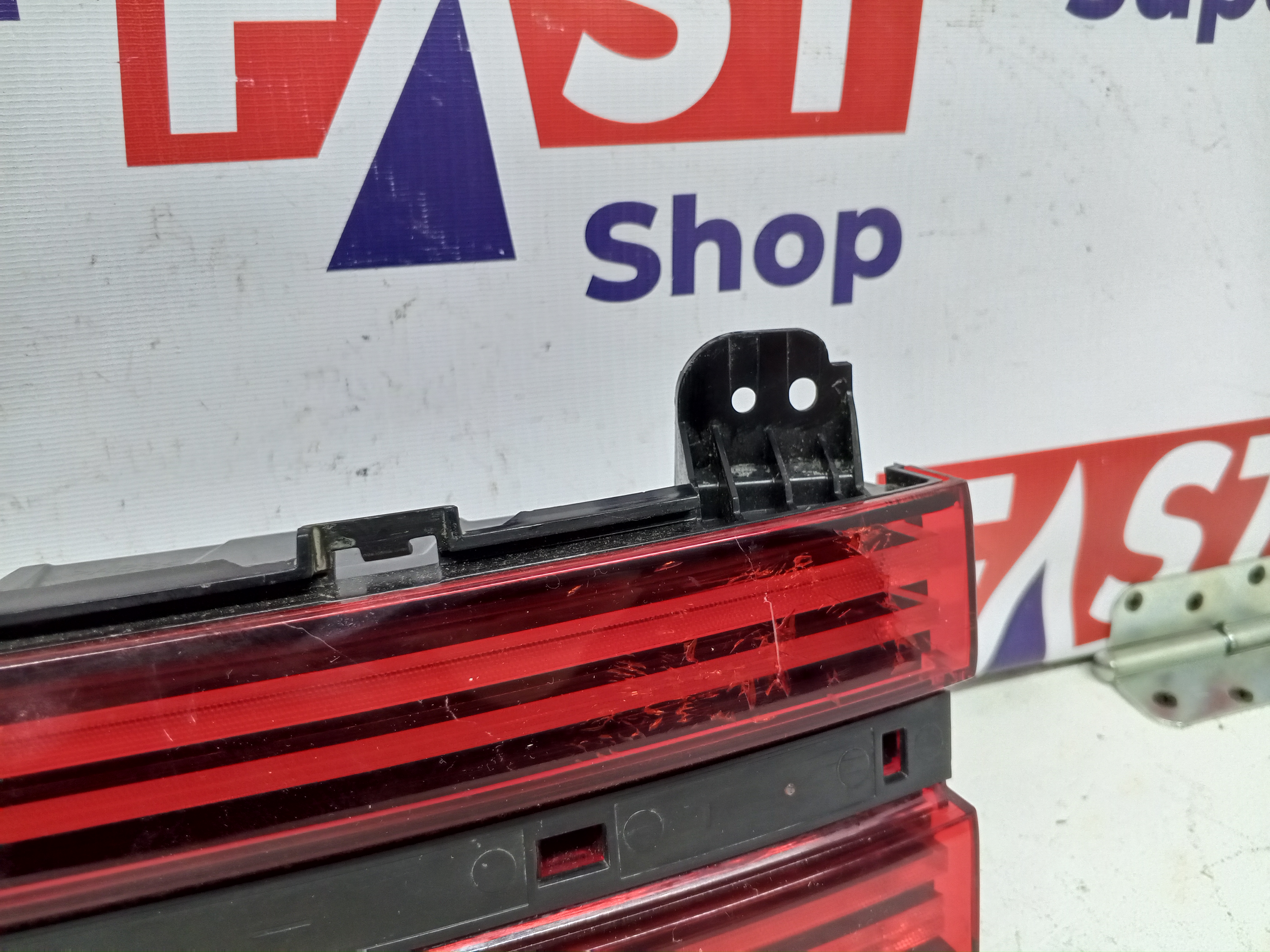 задний правый фонарь в крышку Genesis GV70