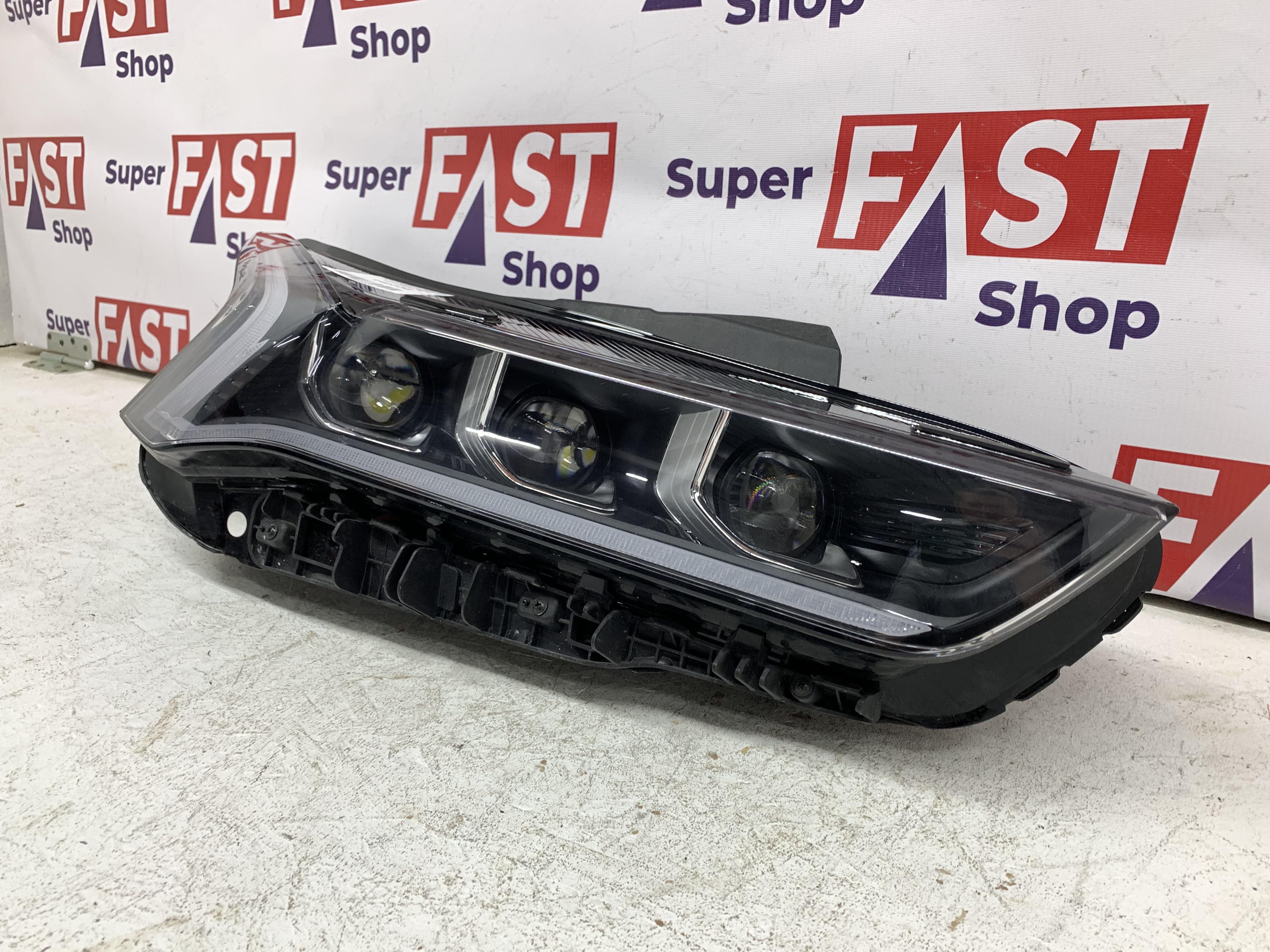 Kia K5 фара правая LED на 3 линзы оригинал бу