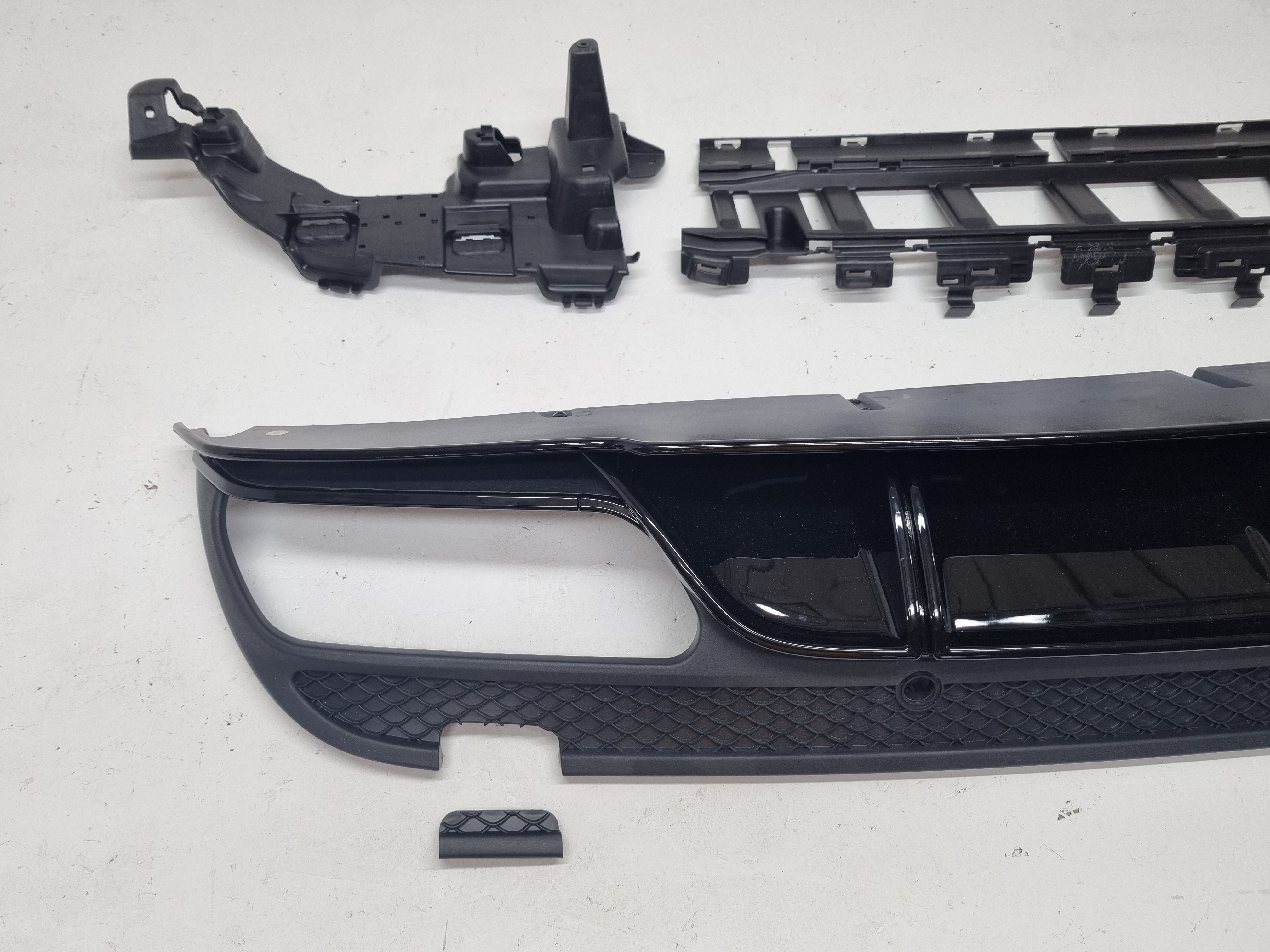 Дефект 2 Mercedes W205 дорестайлинг диффузор AMG C63S