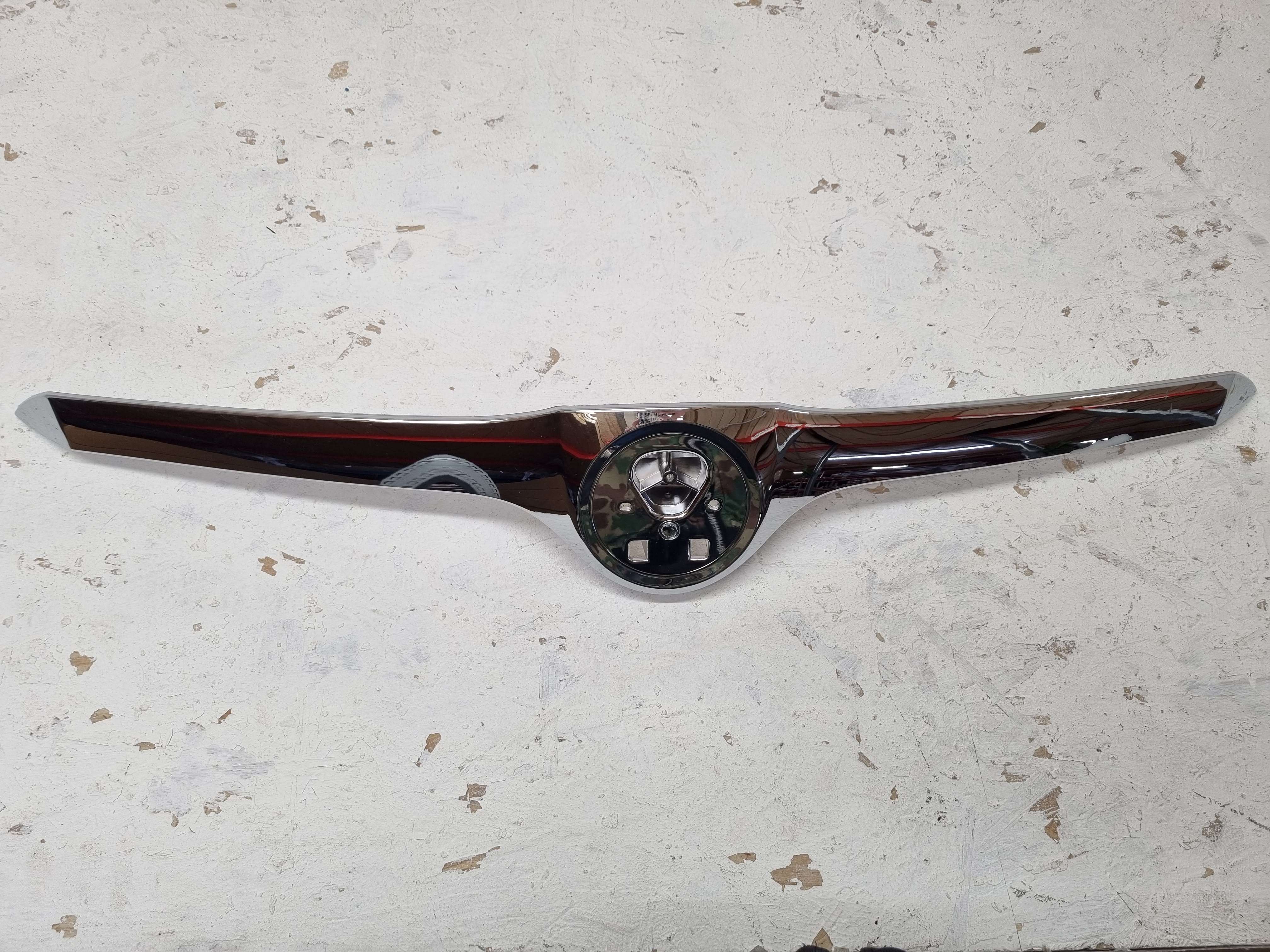 Дефект 1 Skoda Superb дорестайлинг 2008-2013 хром накладка на капот