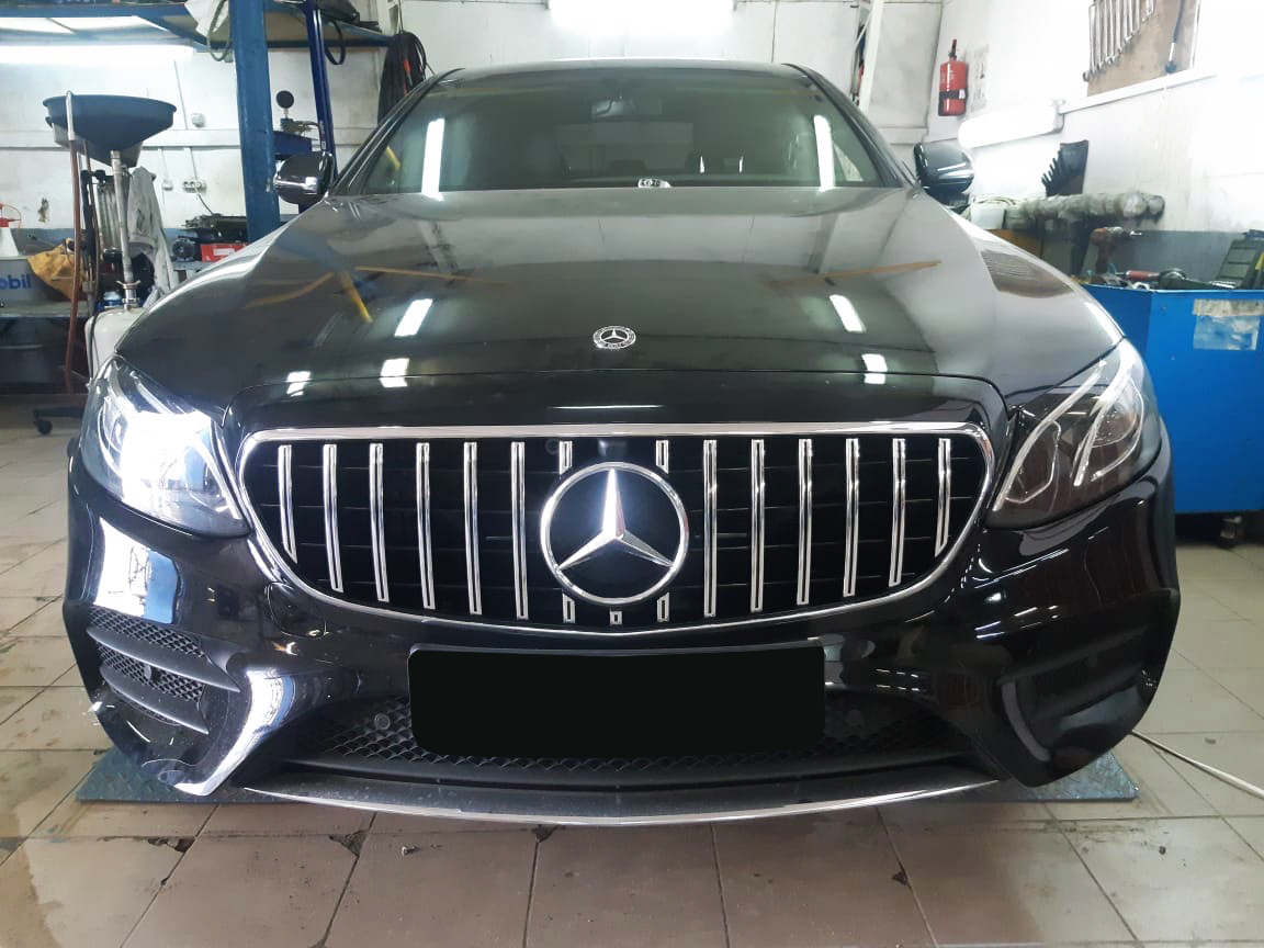 Mercedes W213 дорестайлинг решетка радиатора GT хром