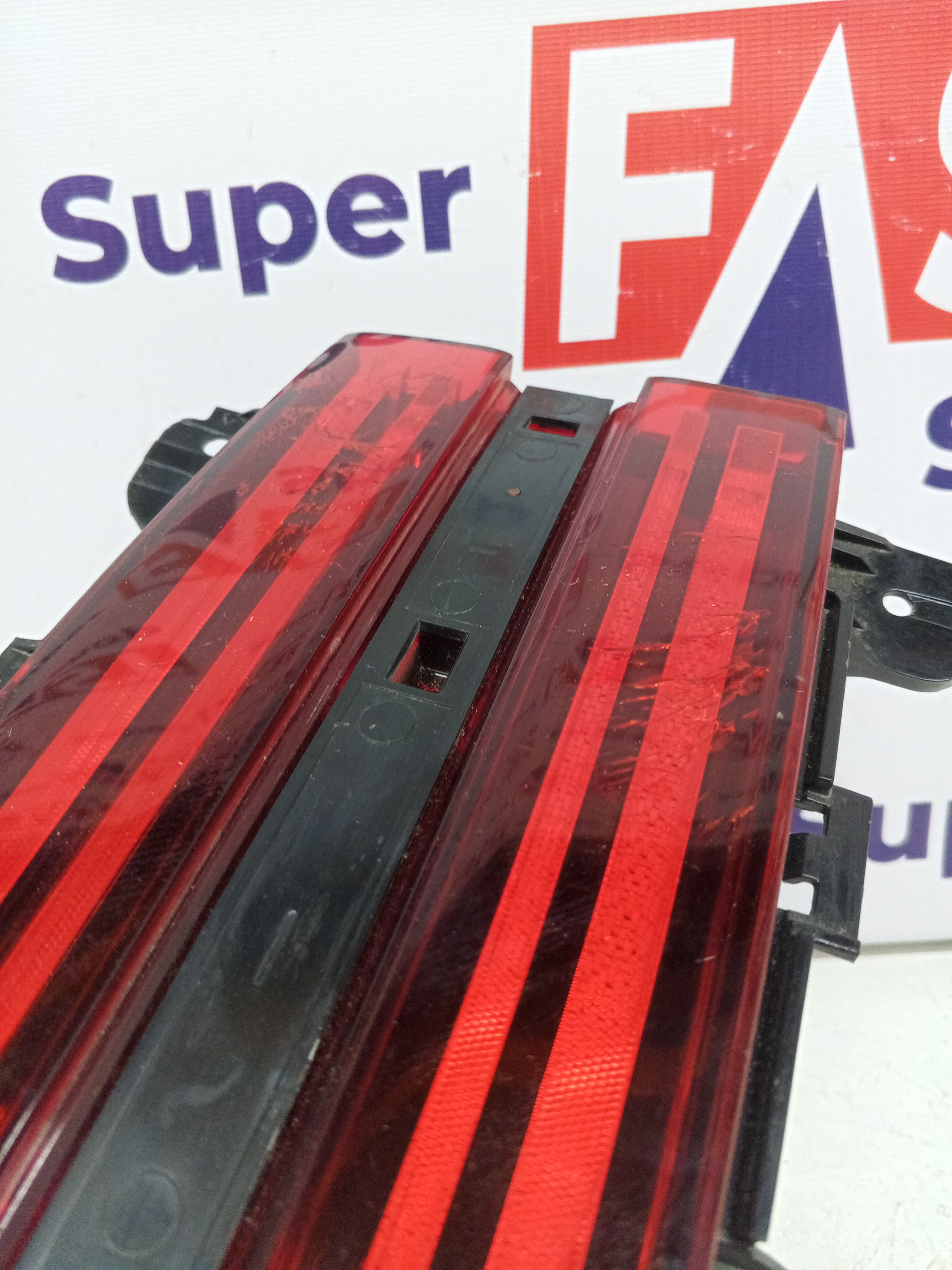 задний правый фонарь в крышку Genesis GV70