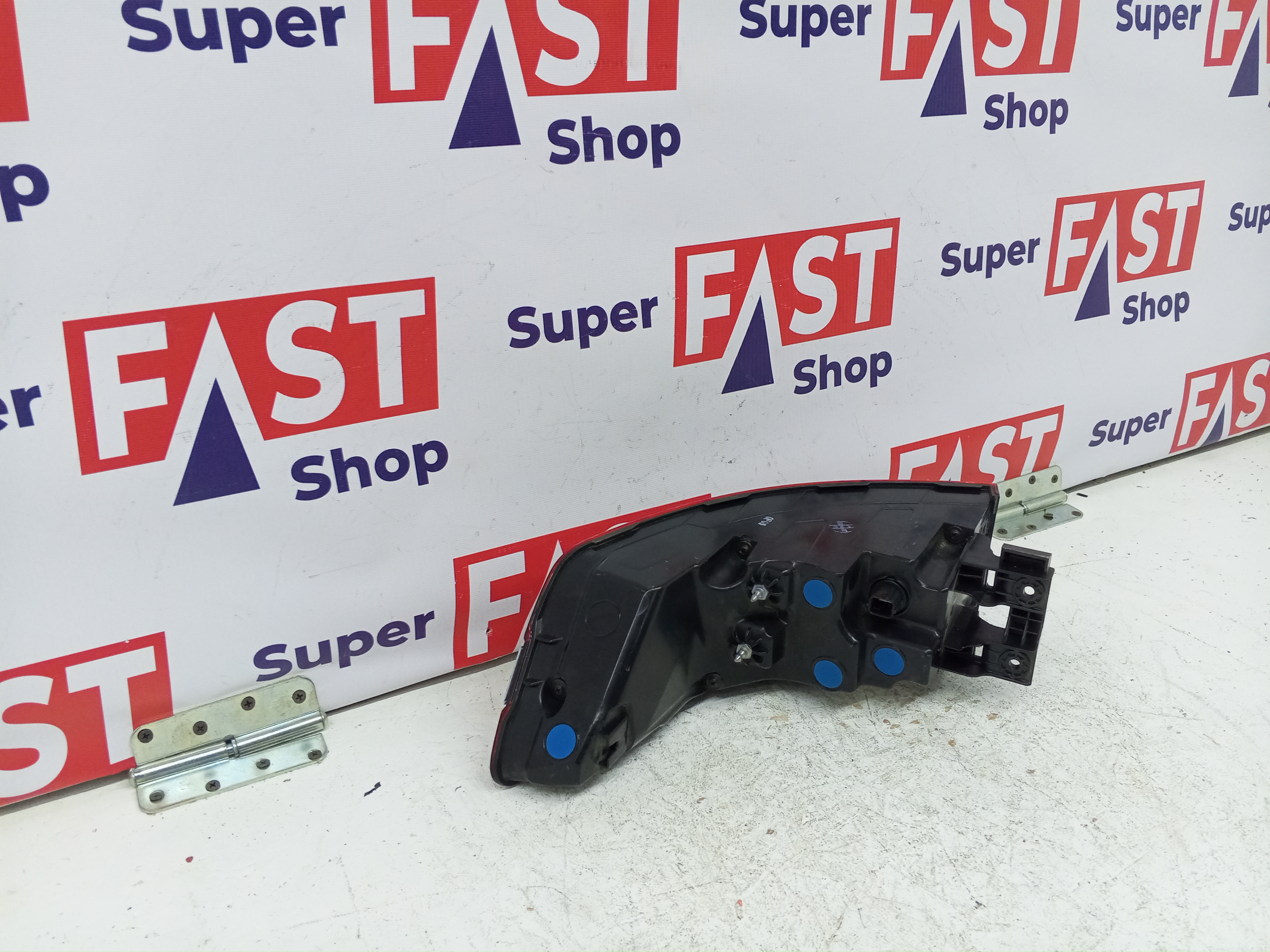 задний левый фонарь в крыло Genesis GV70