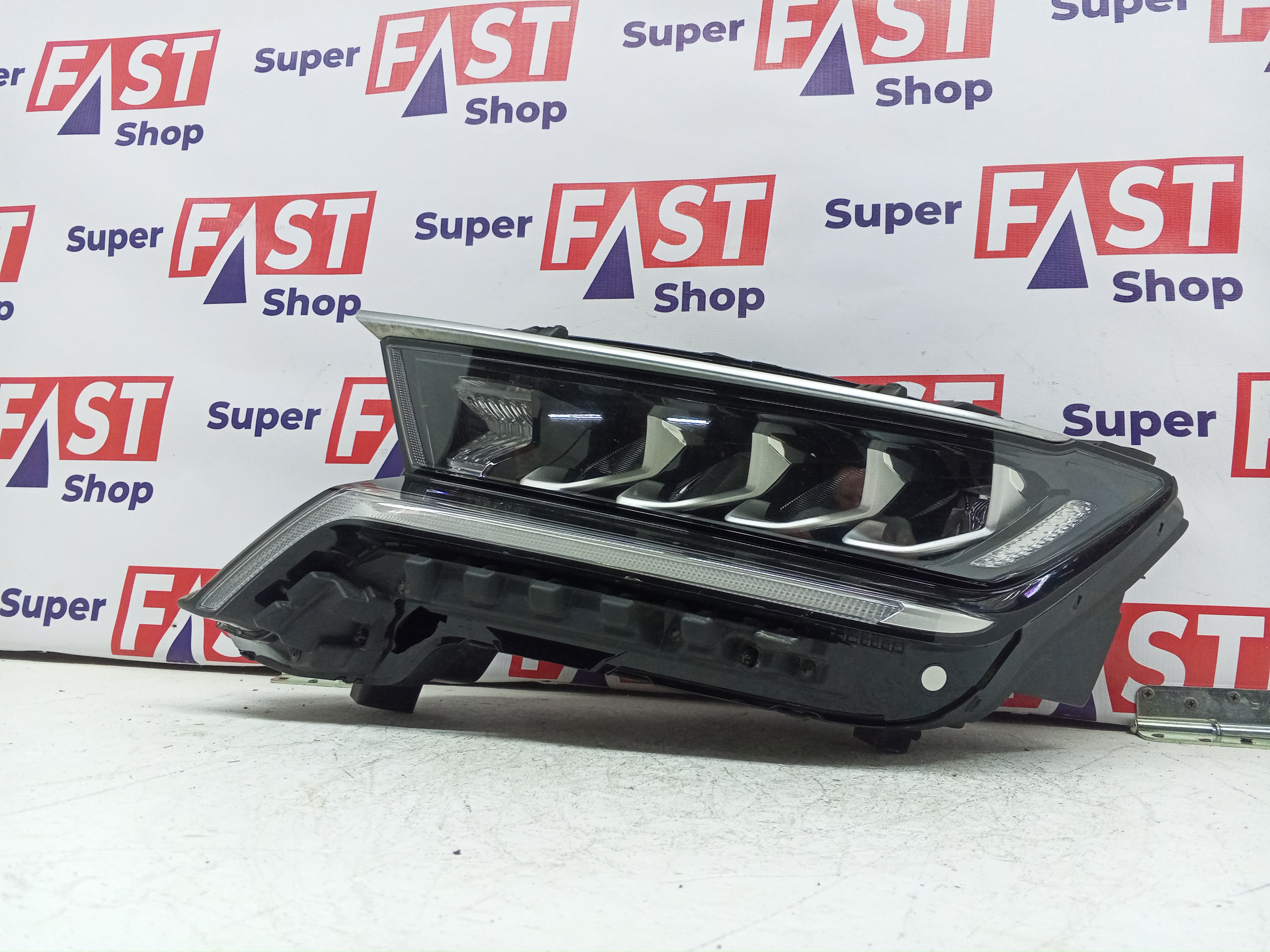 левая фара Kia Sorento 4 LED на 4 отражателя