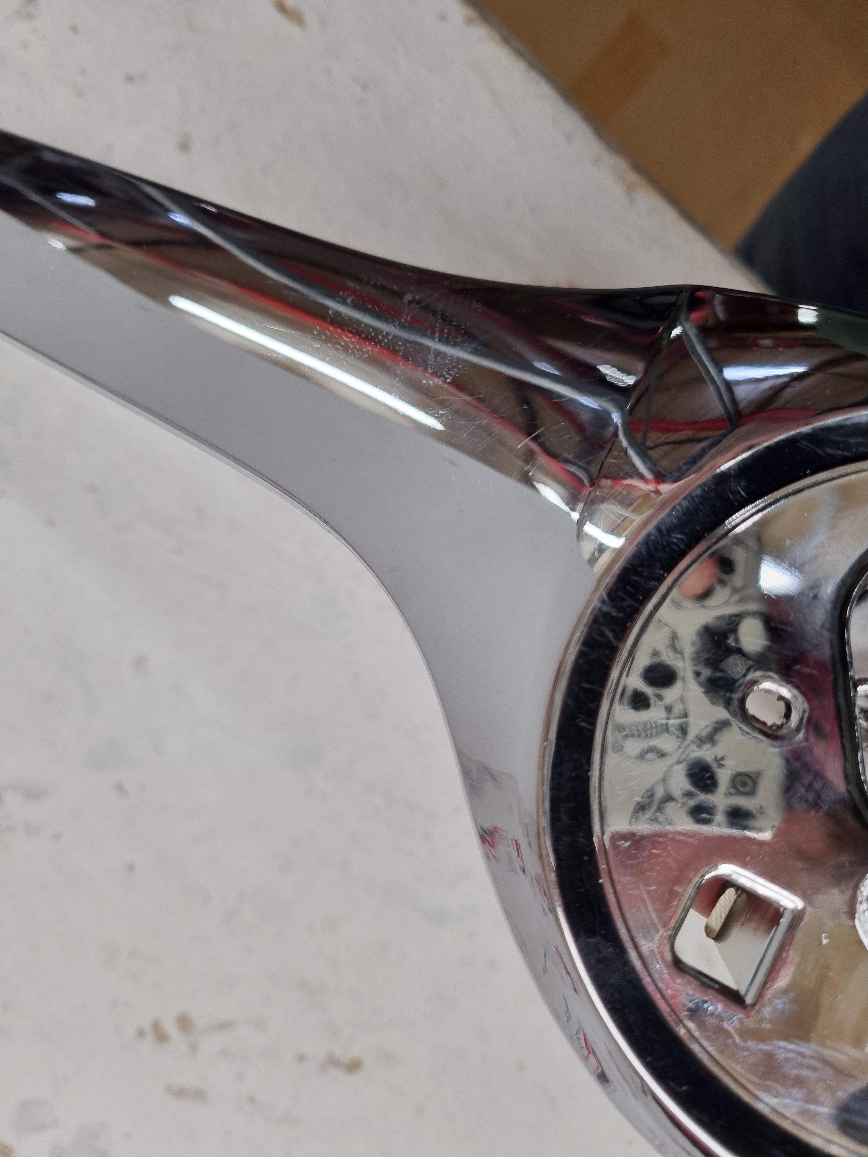 Дефект 2 Skoda Superb дорестайлинг 2008-2013 хром накладка на капот