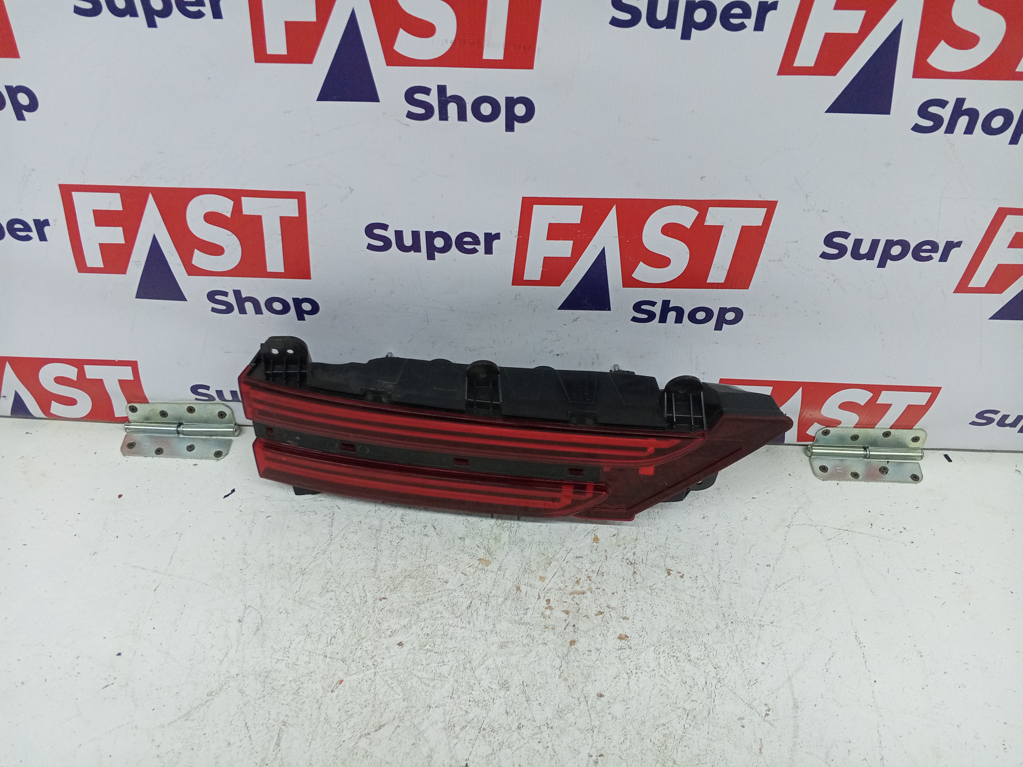 Genesis GV70 задний левый фонарь в крышку